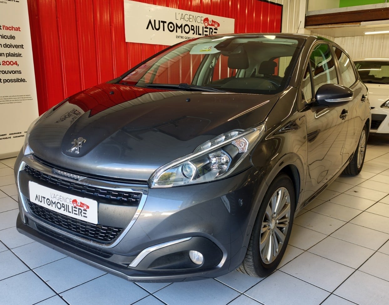 Peugeot 208 PEUGEOT 208 1.2L VTI SIGNATURE DISTRIBUTION FAITE