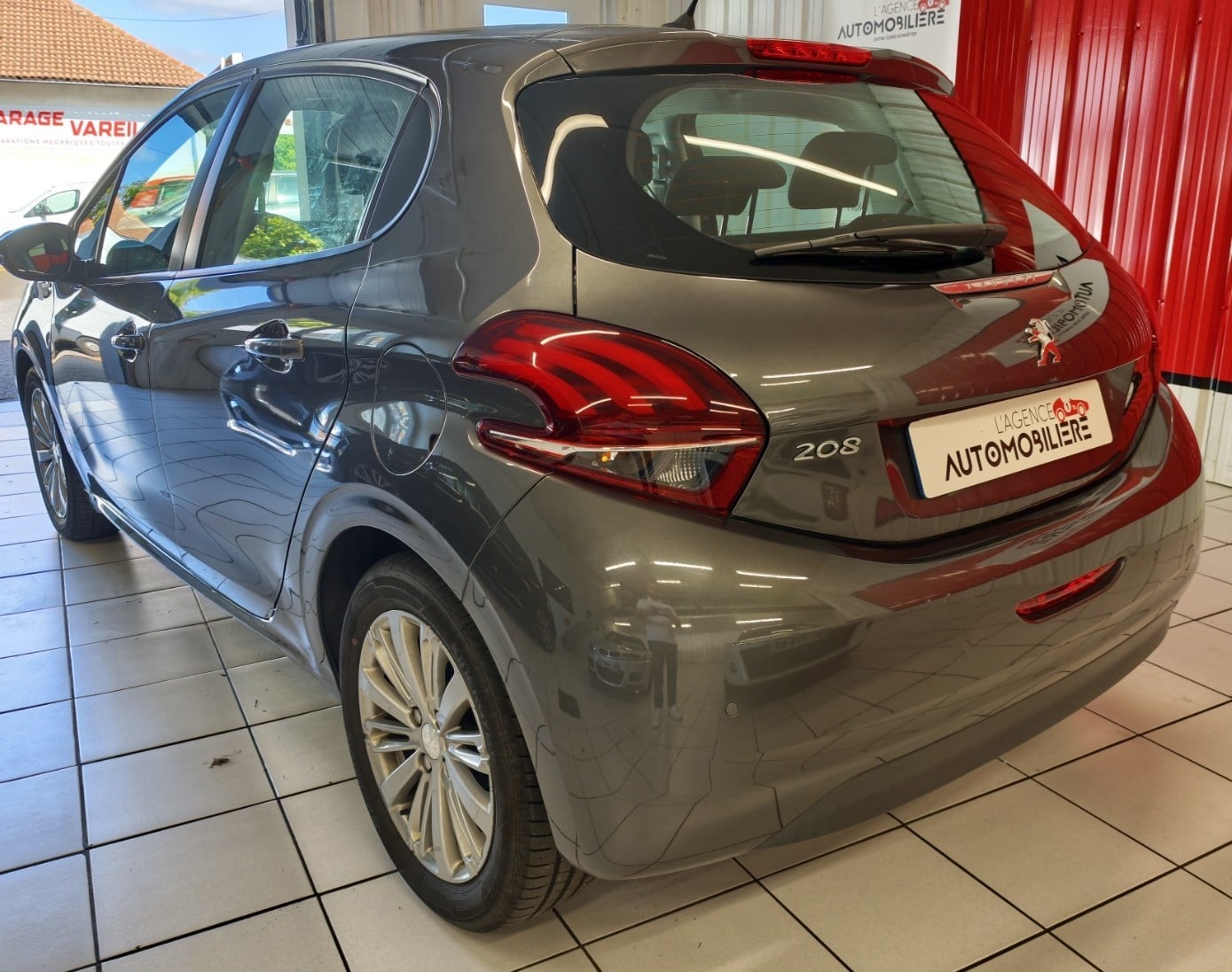 Peugeot 208 PEUGEOT 208 1.2L VTI SIGNATURE DISTRIBUTION FAITE — 2