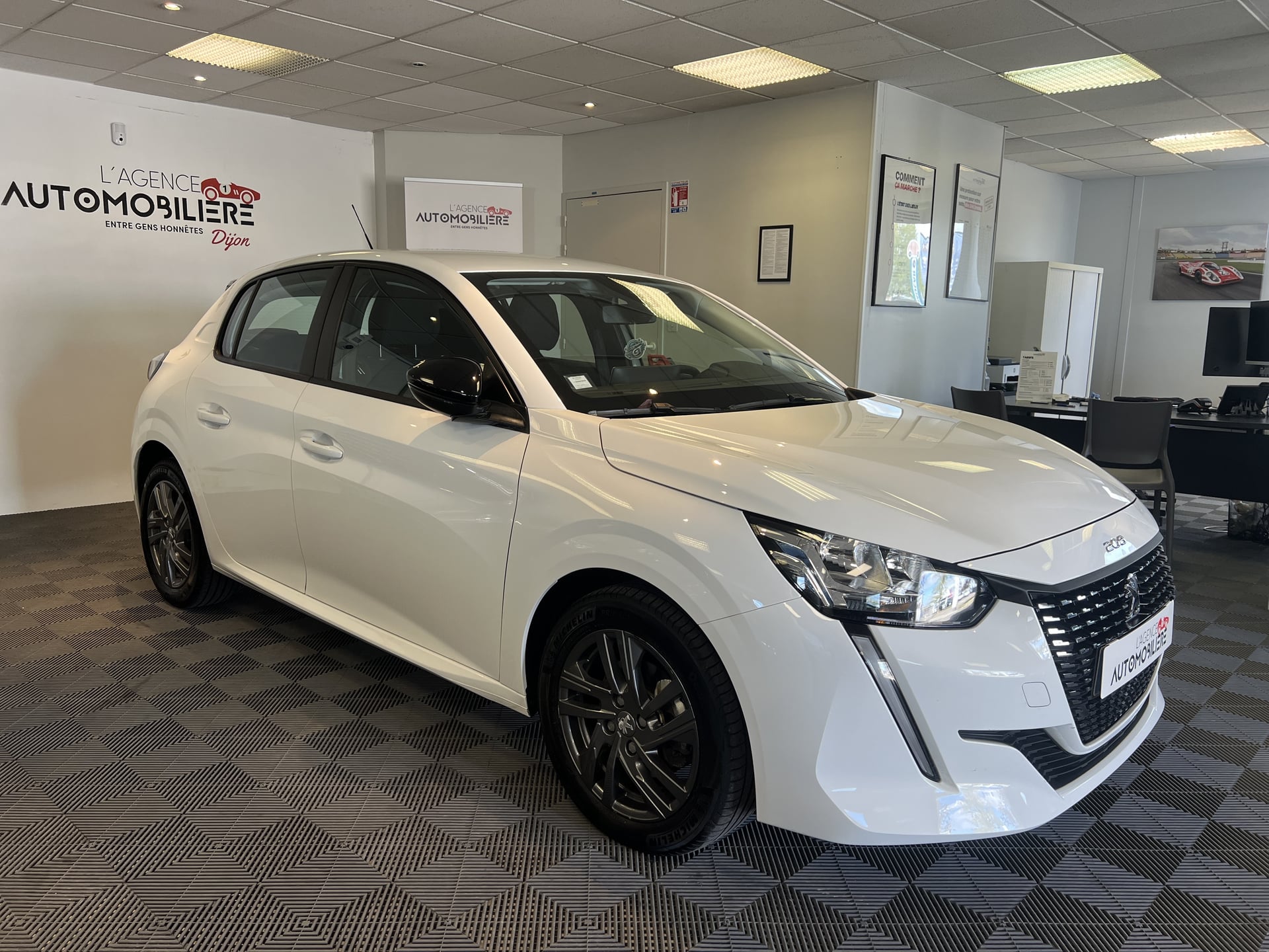 Peugeot 208 1.2 PureTech 100CV Active Pack - 1ère main CT Vierge Révisée - CarPlay - Radar AR — 2