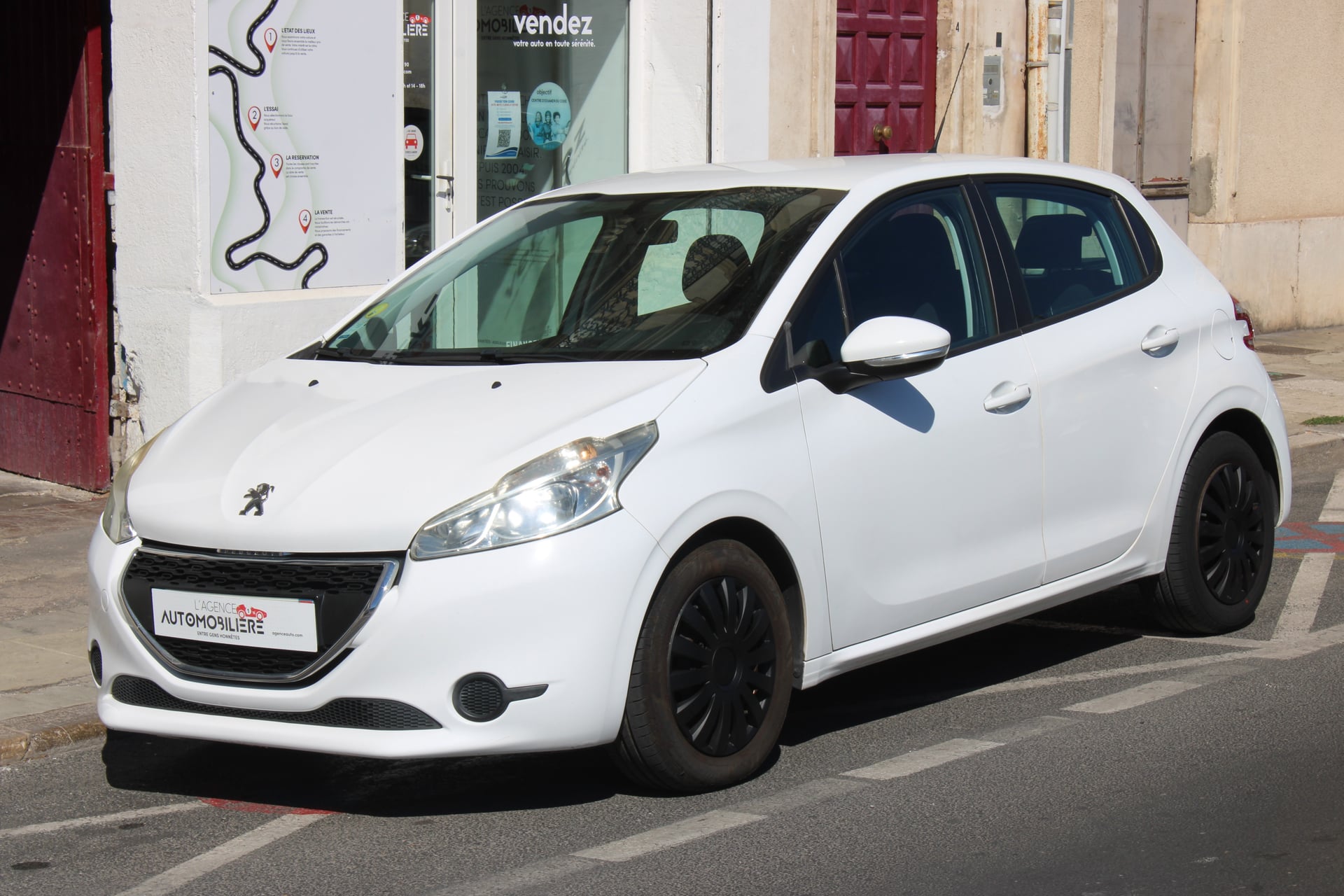 Peugeot 208 1.6 e-HDI 92ch ACTIVE ( Distribution changée, Clim, Bluetooth ... )