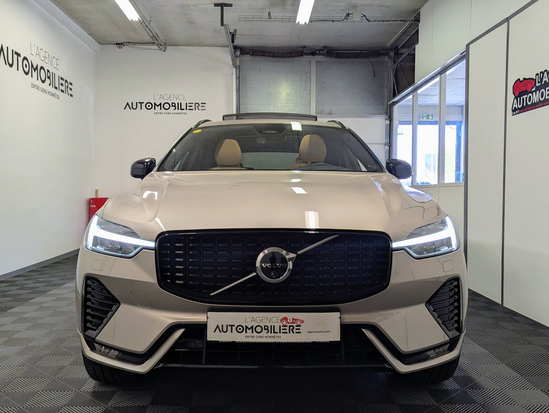 Volvo XC60 II B4 197 ULTIMATE STYLE DARK — 2