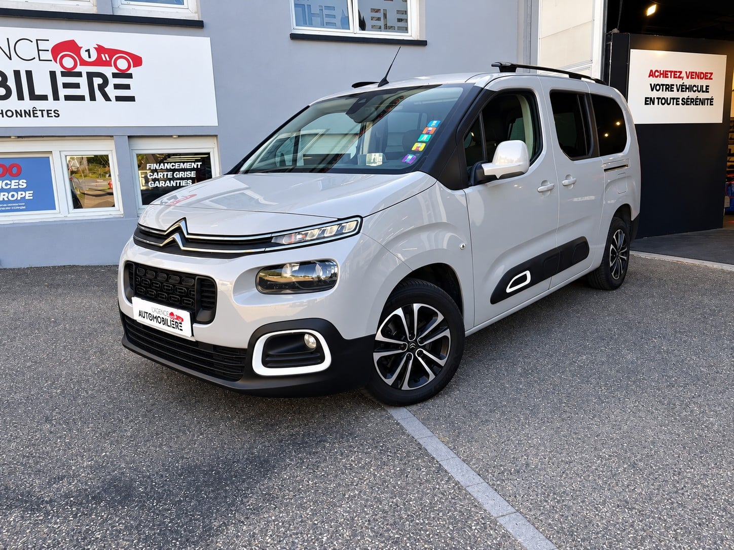Citroen Berlingo XL 1.2 110 ch S&S Shine - 7 places - Affichage Tête haute - Carplay - Climatisation automatique