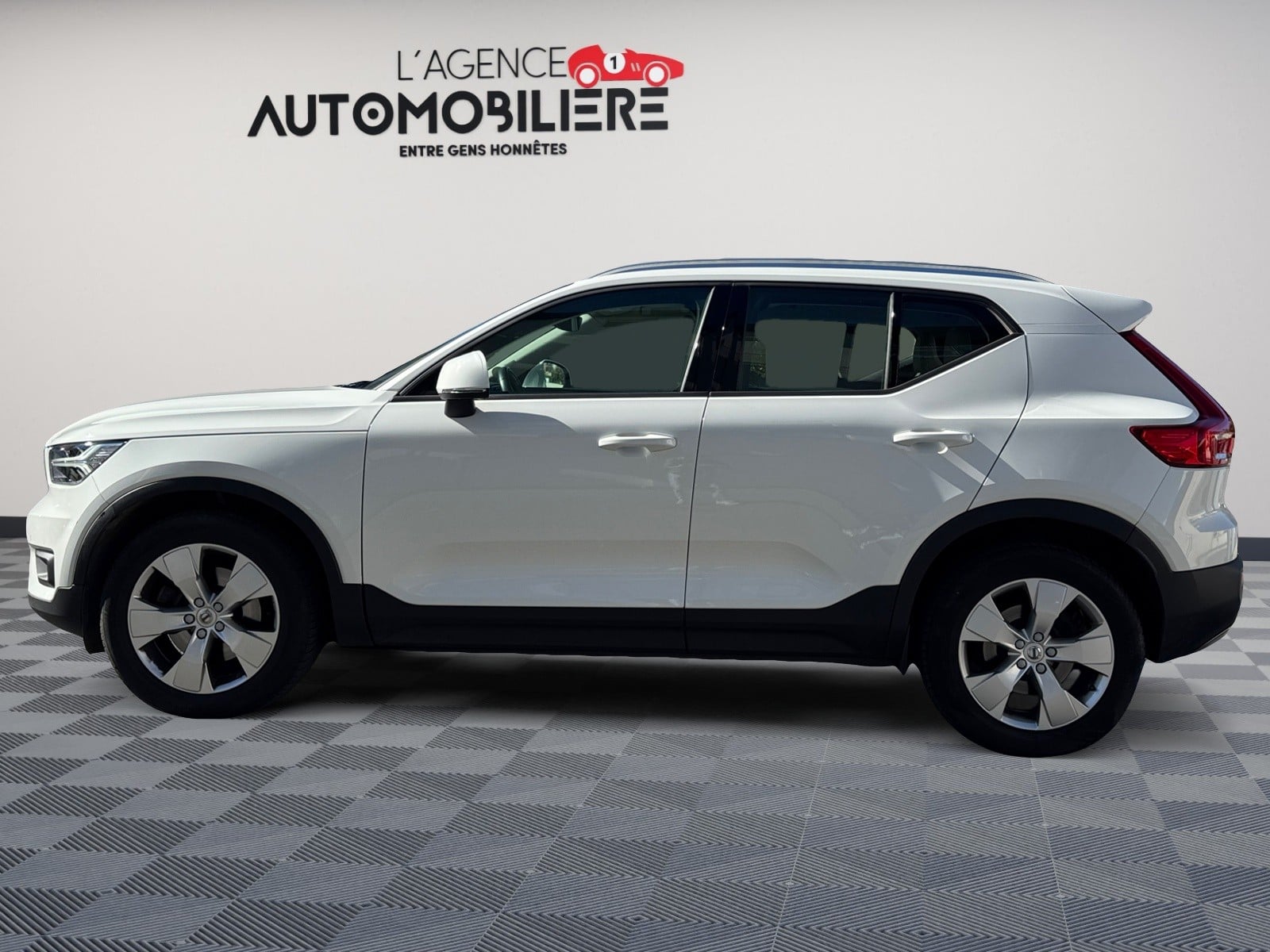 Volvo XC40 D4 AWD 190 MOMENTUM GEARTRONIC 8 — 2
