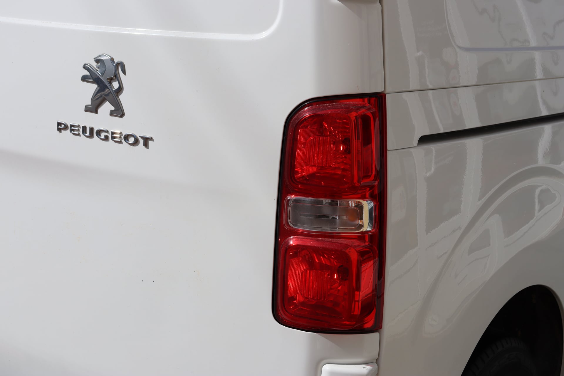 Peugeot Expert Standard 2.0 BlueHDI 122 (TVA Récupérable, CarPlay, Attelage) — 40
