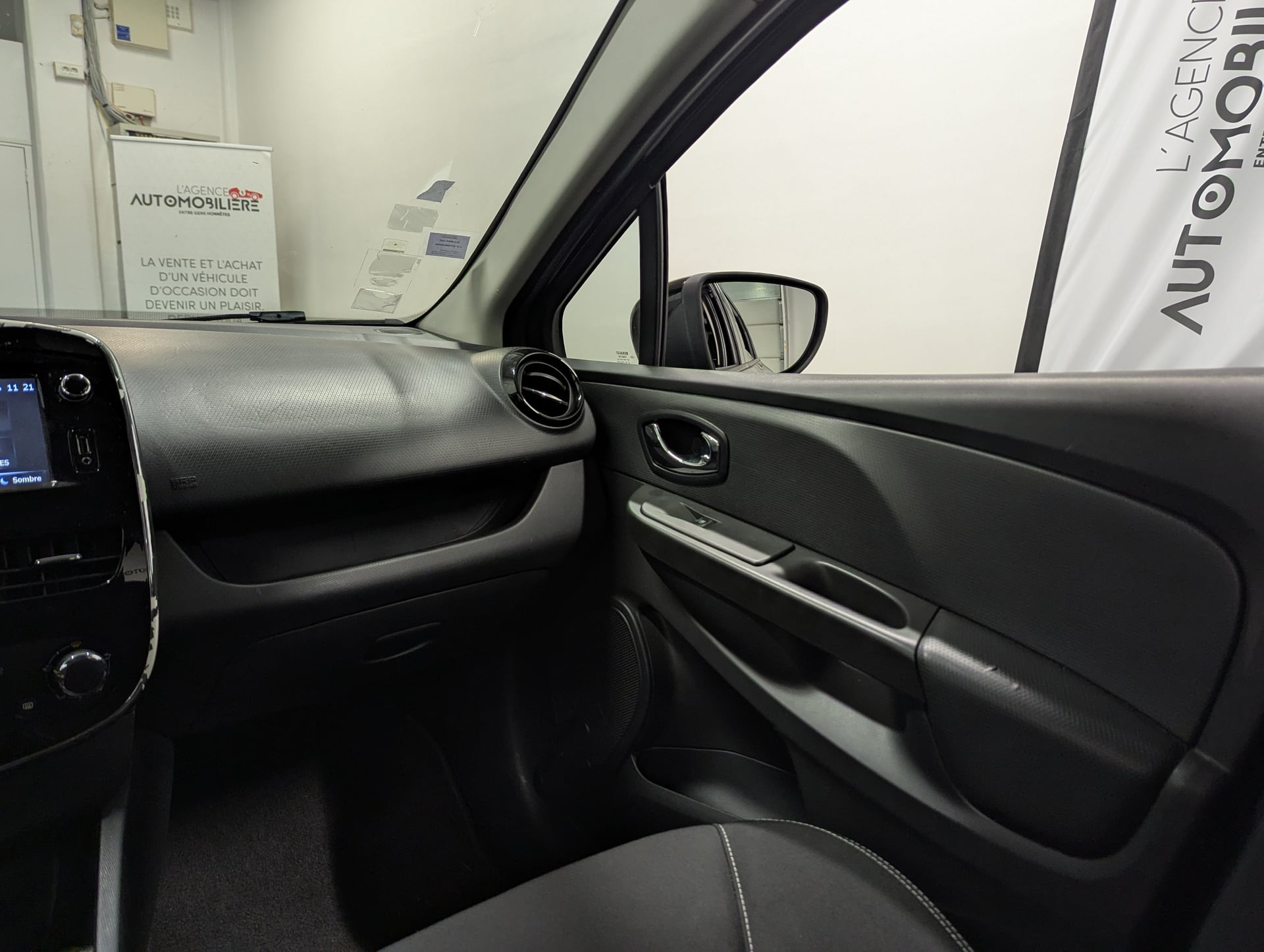 Renault Clio 0.9 TCE LIMITED ECO2 — 27