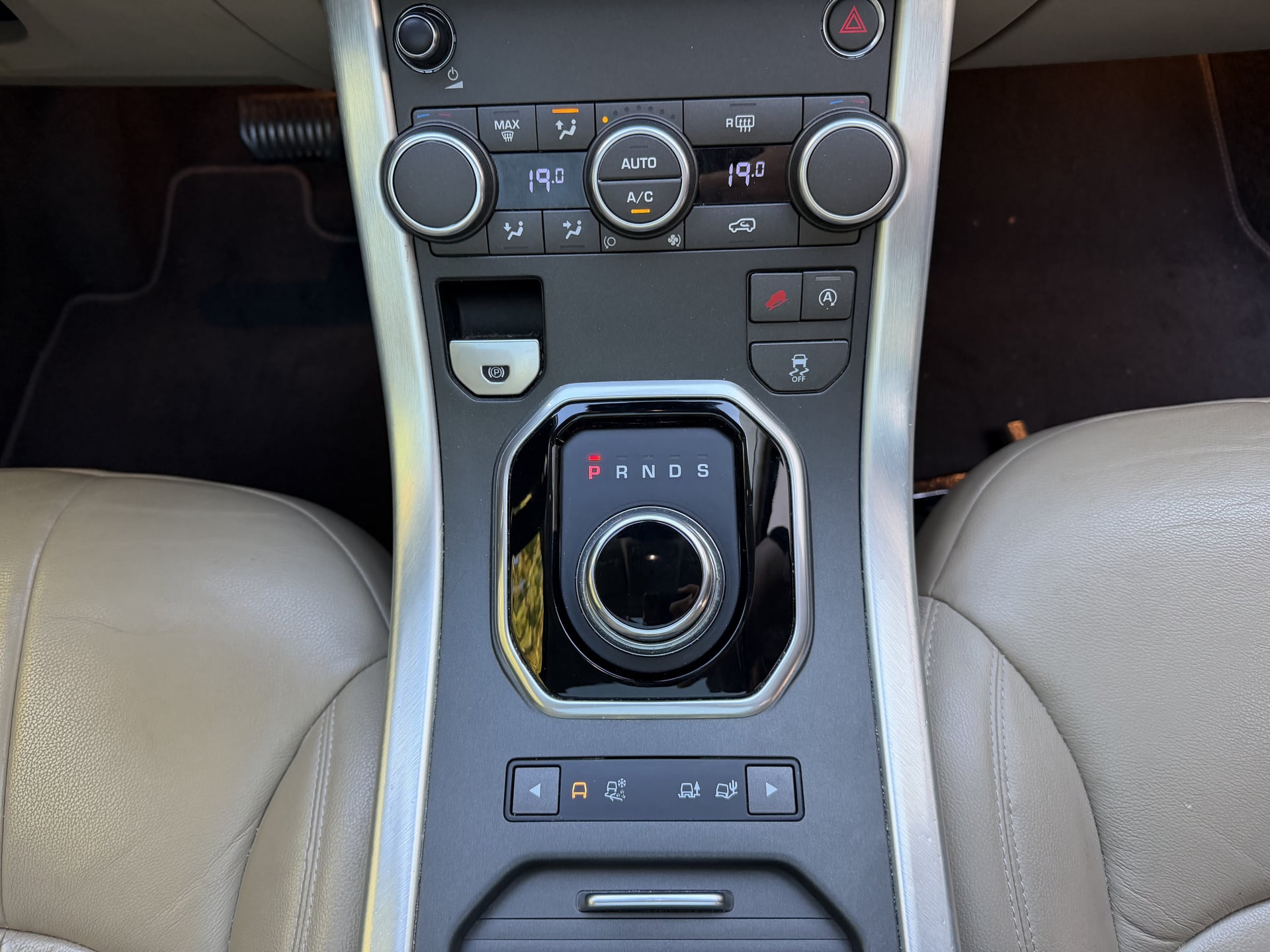 Land Rover Range Rover Evoque Phase 2 (5p) 2.0 TD4 16V 4WD BVA9 150 cv Boîte auto — 32