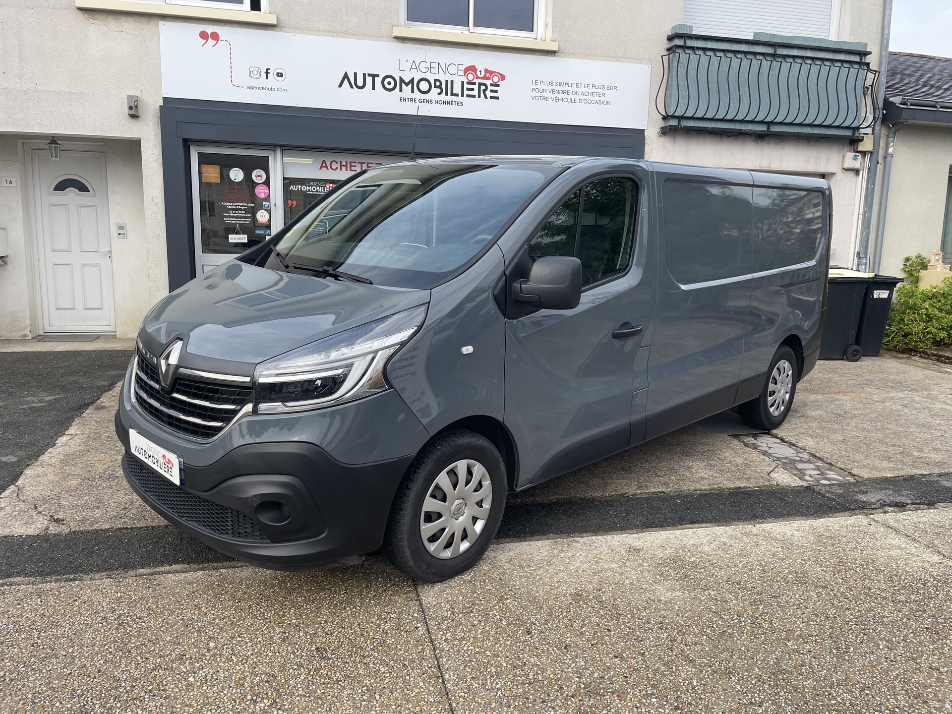 Renault Trafic III L2H1 1000 2.0 dCi EDC6 145 cv Boîte auto Grand confort - Attelage 2ème main