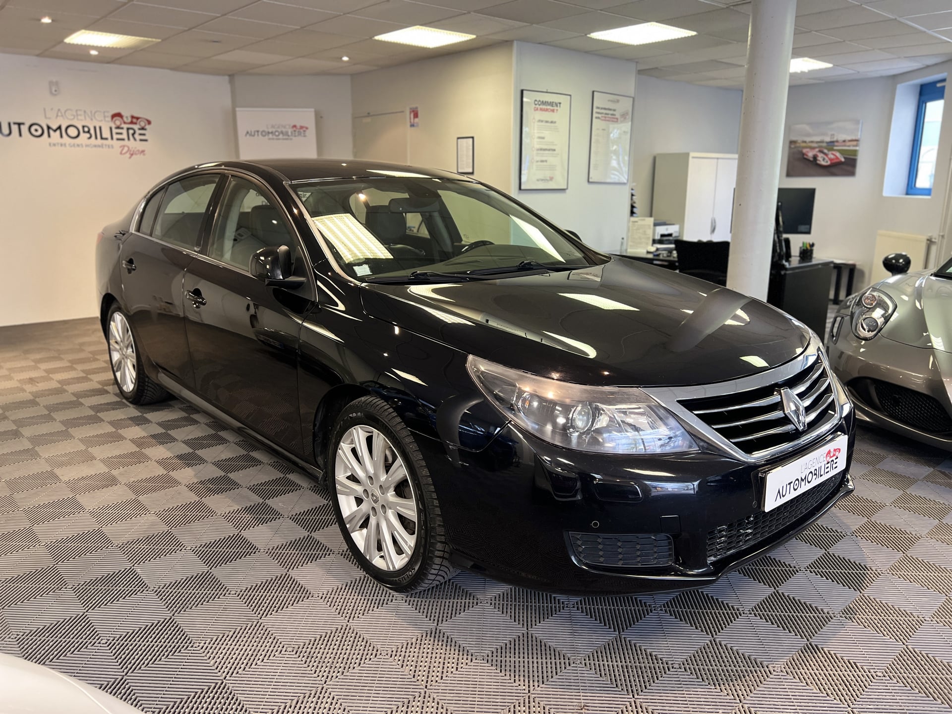 Renault Latitude 3.0 dCi V6 240CV Initiale Paris Révisée - Vidange BVA - CT Vierge — 2