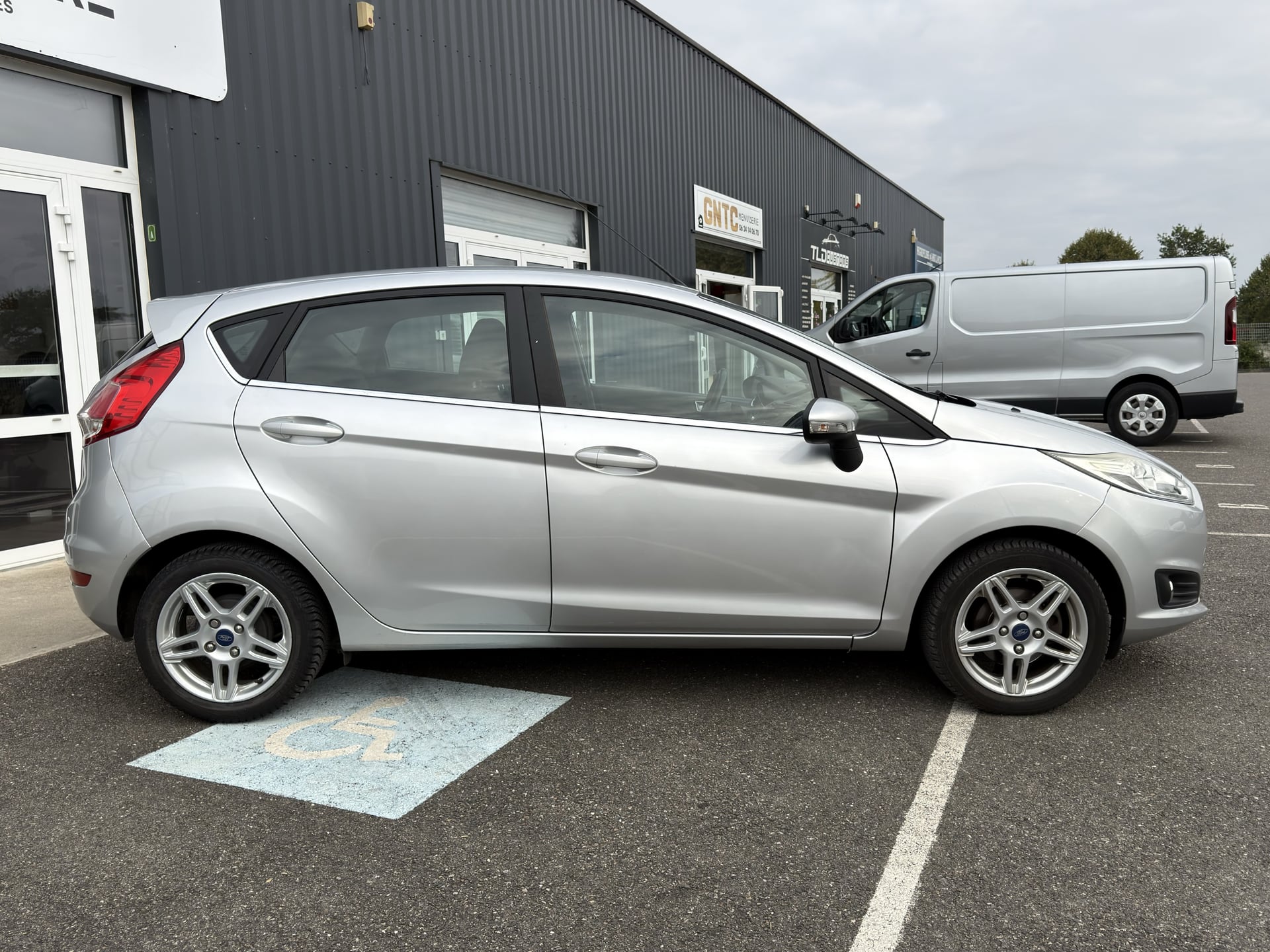 Ford Fiesta 1.0L T 100CH TITANIUM SE - 4 PNEUS NEUFS — 2