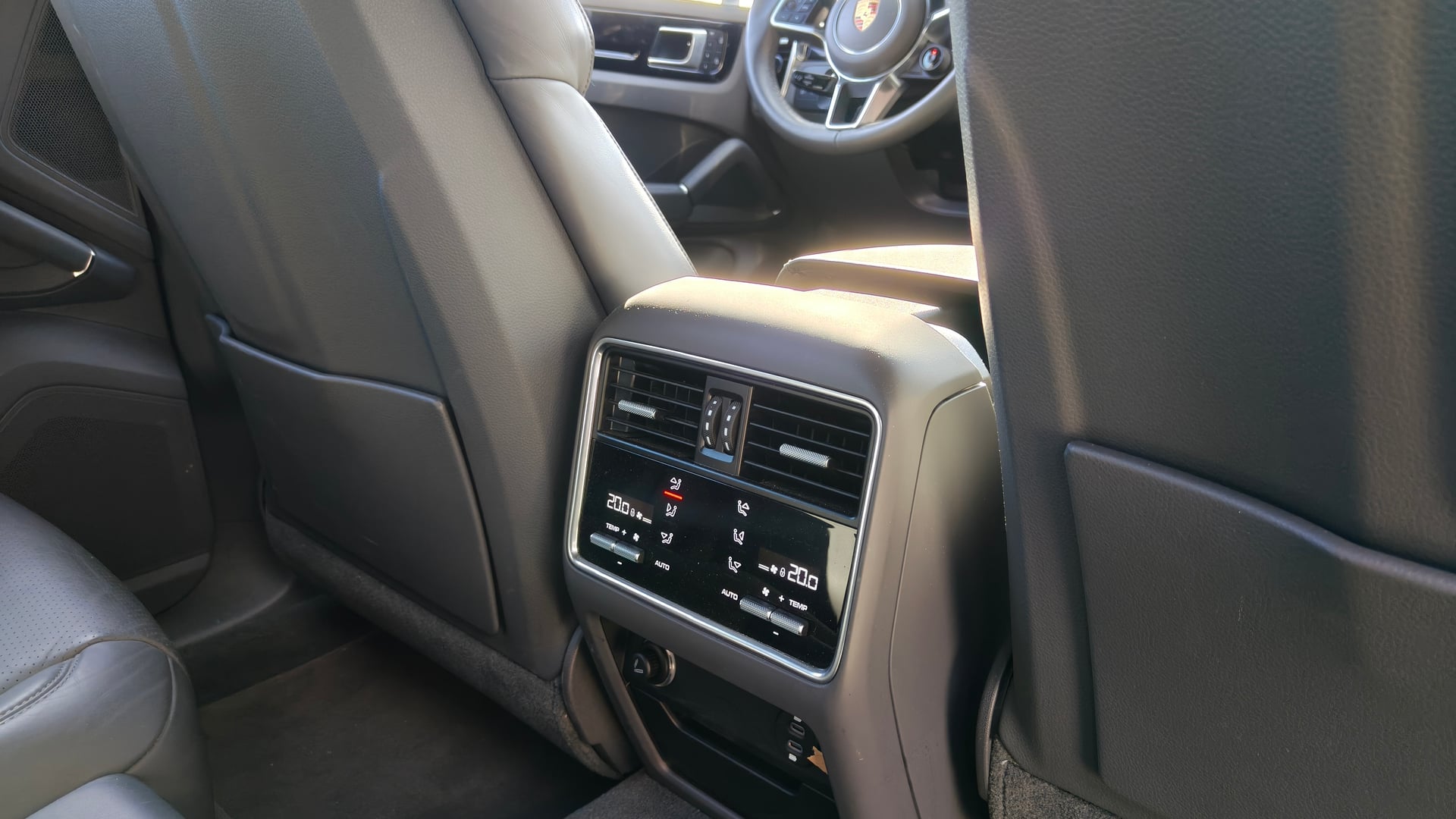 Porsche Cayenne Coupé 3.0 V6 462 ch E-Hybrid Platinum Edition — 25