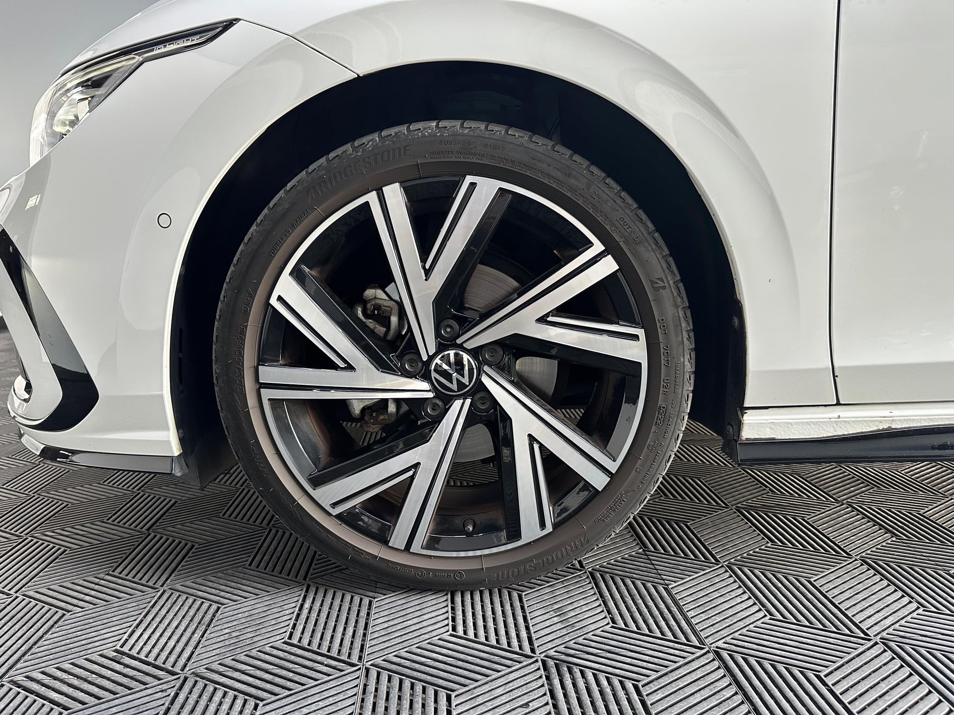 Volkswagen Golf VIII 1.5 eTSi DSG7 150Ch R LINE - SUIVI VOLKSWAGEN — 30