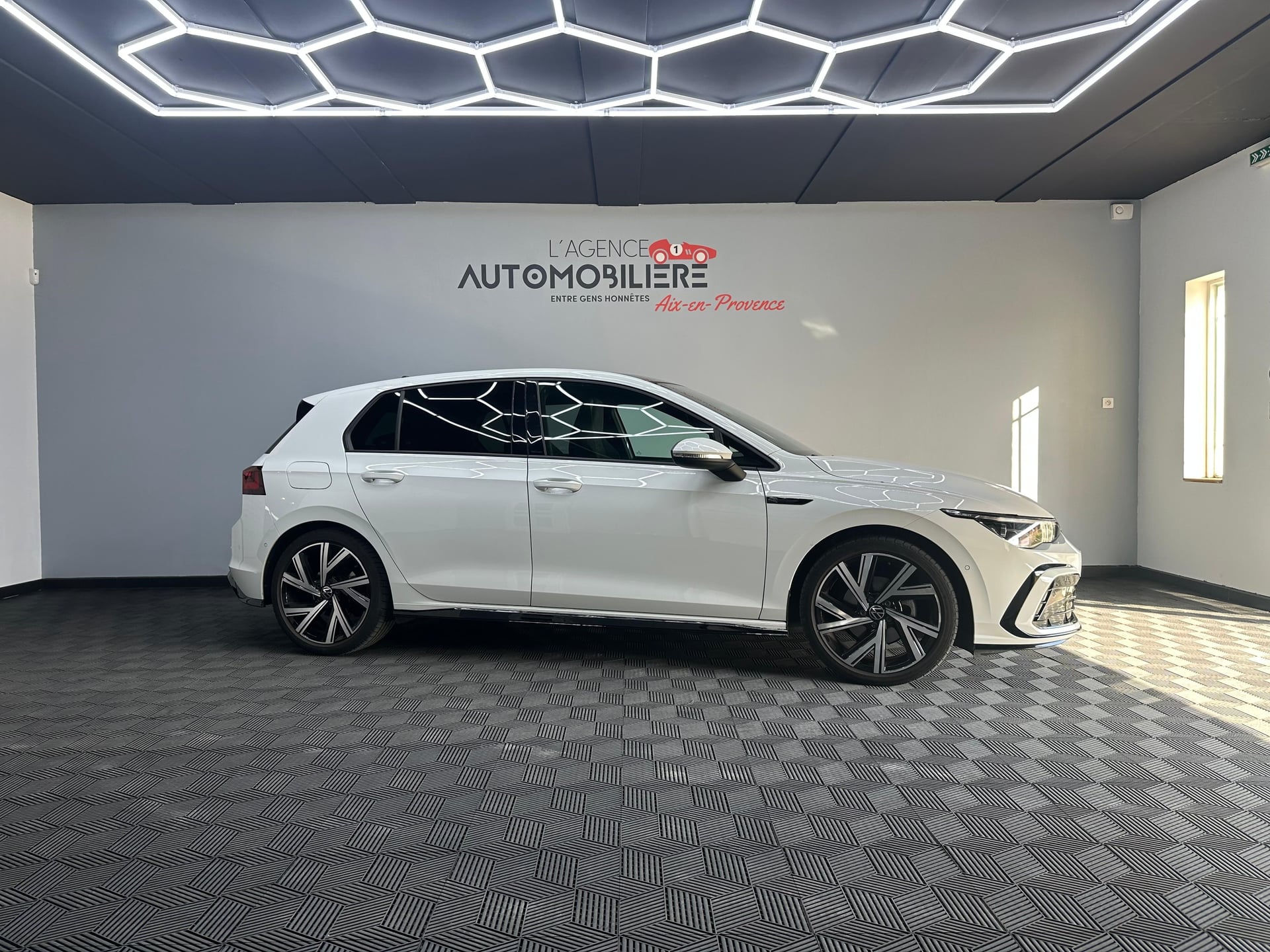 Volkswagen Golf VIII 1.5 eTSi DSG7 150Ch R LINE - SUIVI VOLKSWAGEN — 2