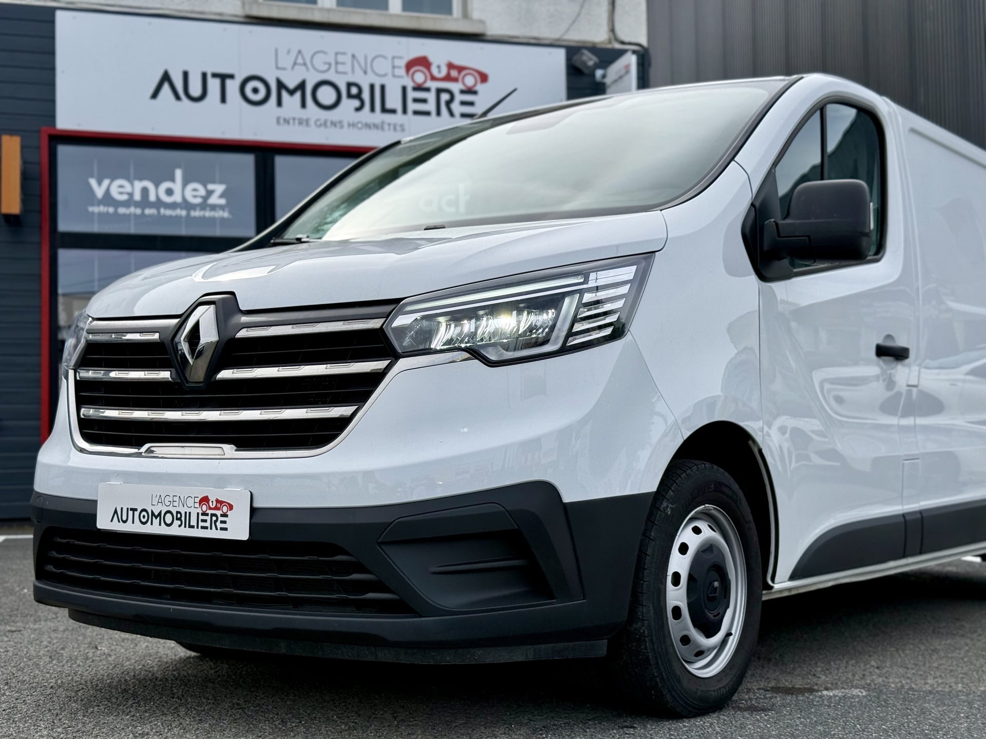 Renault Renault Trafic 3 FG 2.0 BLUEDCI 130 ch 30 LONG L2H1 CONFORT (Attelage) — 40