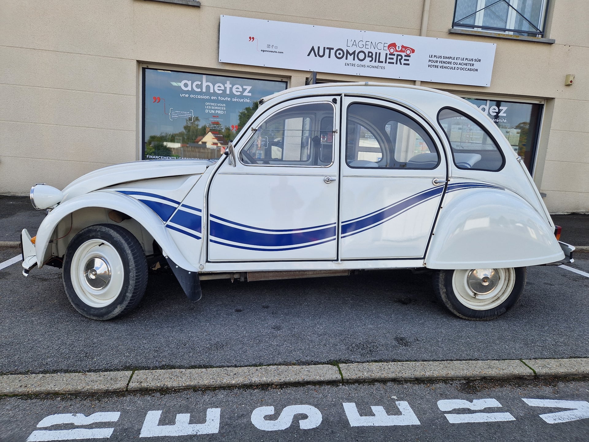 Citroen 2CV 2 CV 6 réplique France 3 — 2
