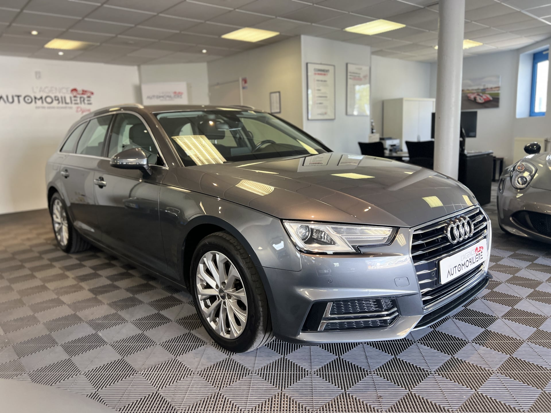 Audi A4 Avant 35 2.0 TFSi Mild Hybrid 150 CV Design Stage 1 Ethanol - Caméra - CarPlay - Keyless - Hayon Electrique — 2