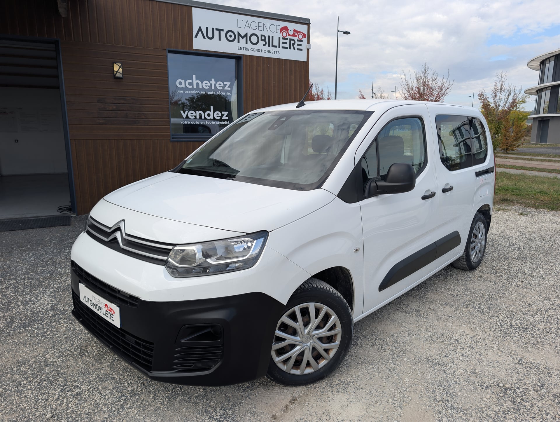 Citroen Berlingo 110 CH Moteur 40000 km (Châssis : 122000km) Facture 4668 € (avril 2026) Double porte latérale + attelage (DISTRIBUTION NEUVE / KIT D'EMBRAYAGE NEUF)