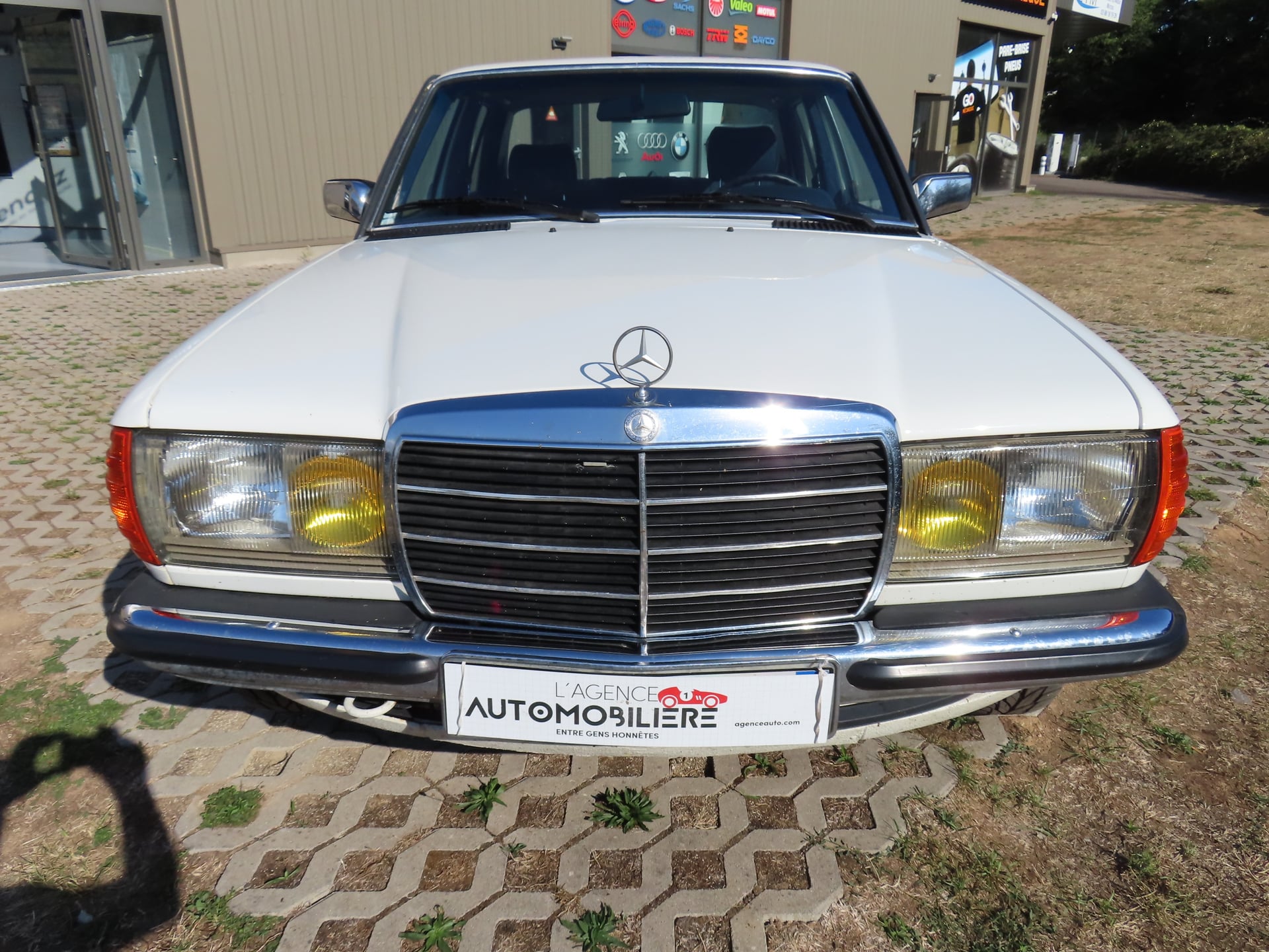 Mercedes-Benz 200 W123 Berline 230 E 2.3 136Cv — 2