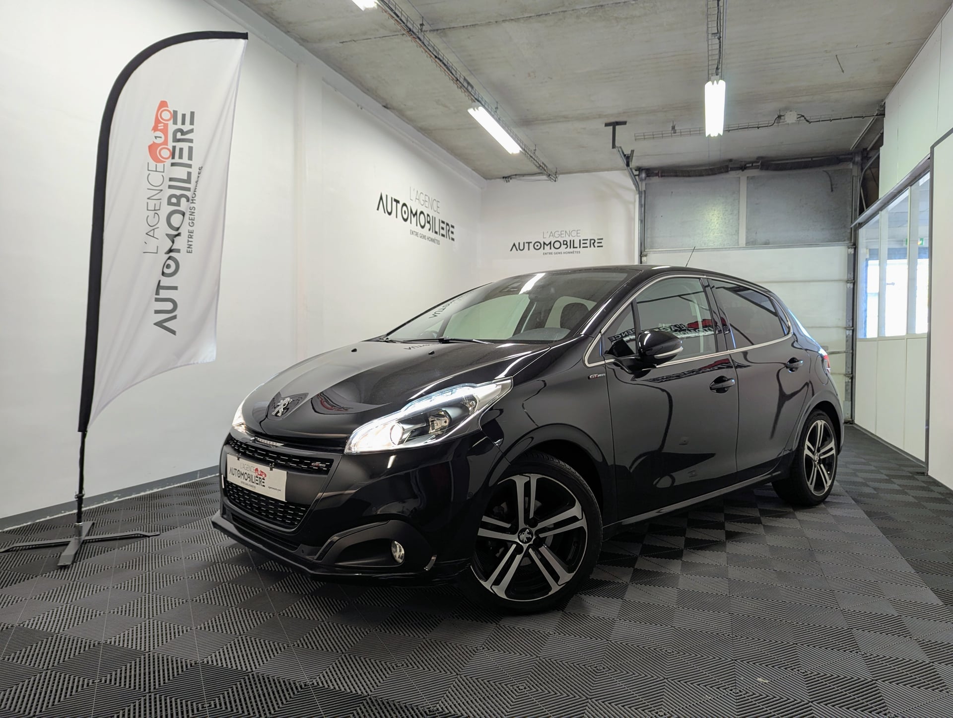 Peugeot 208 1.2 THP Puretech 12V EAT6 S&S 110 cv Boîte auto