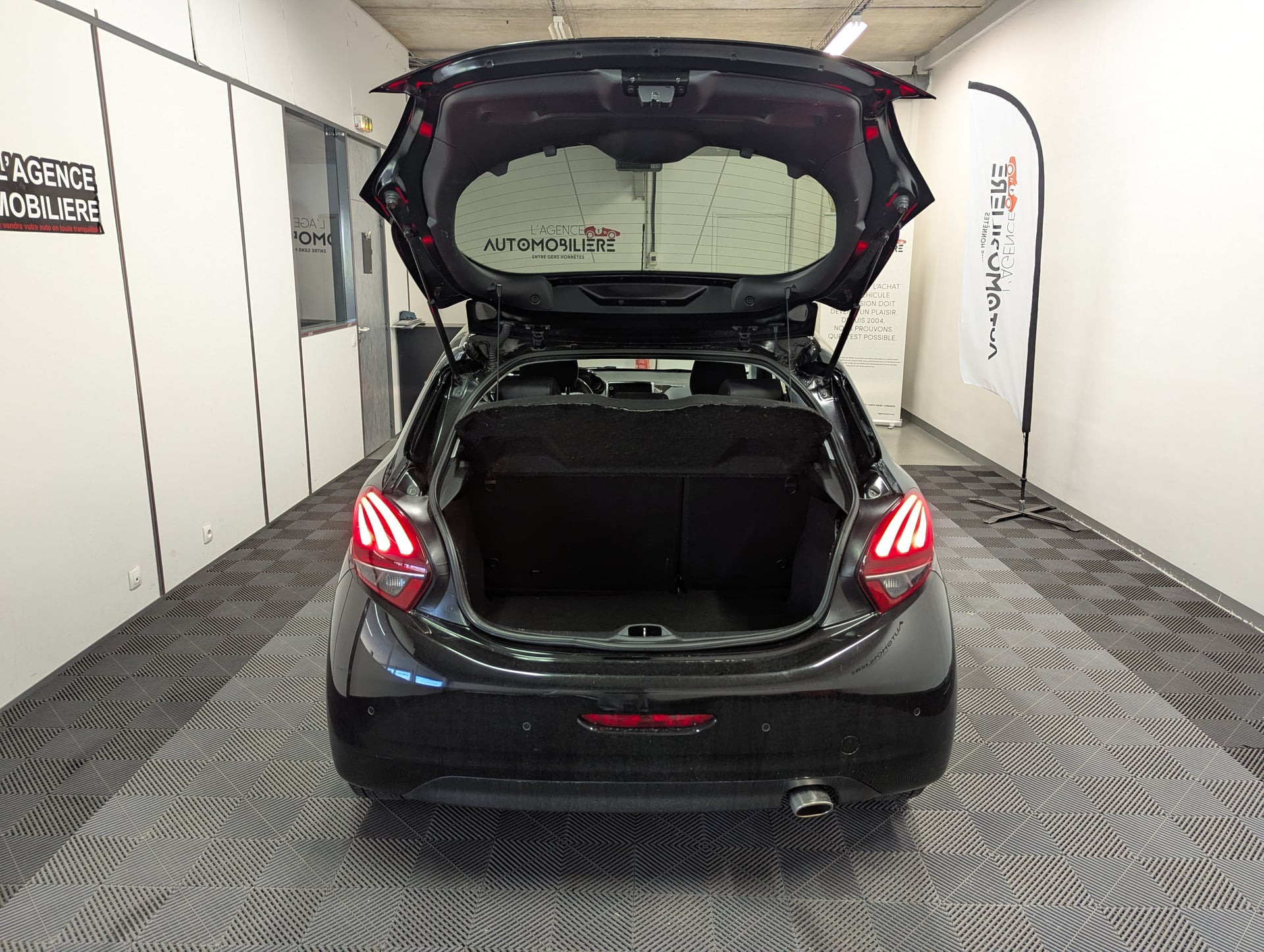 Peugeot 208 1.2 THP Puretech 12V EAT6 S&S 110 cv Boîte auto — 25