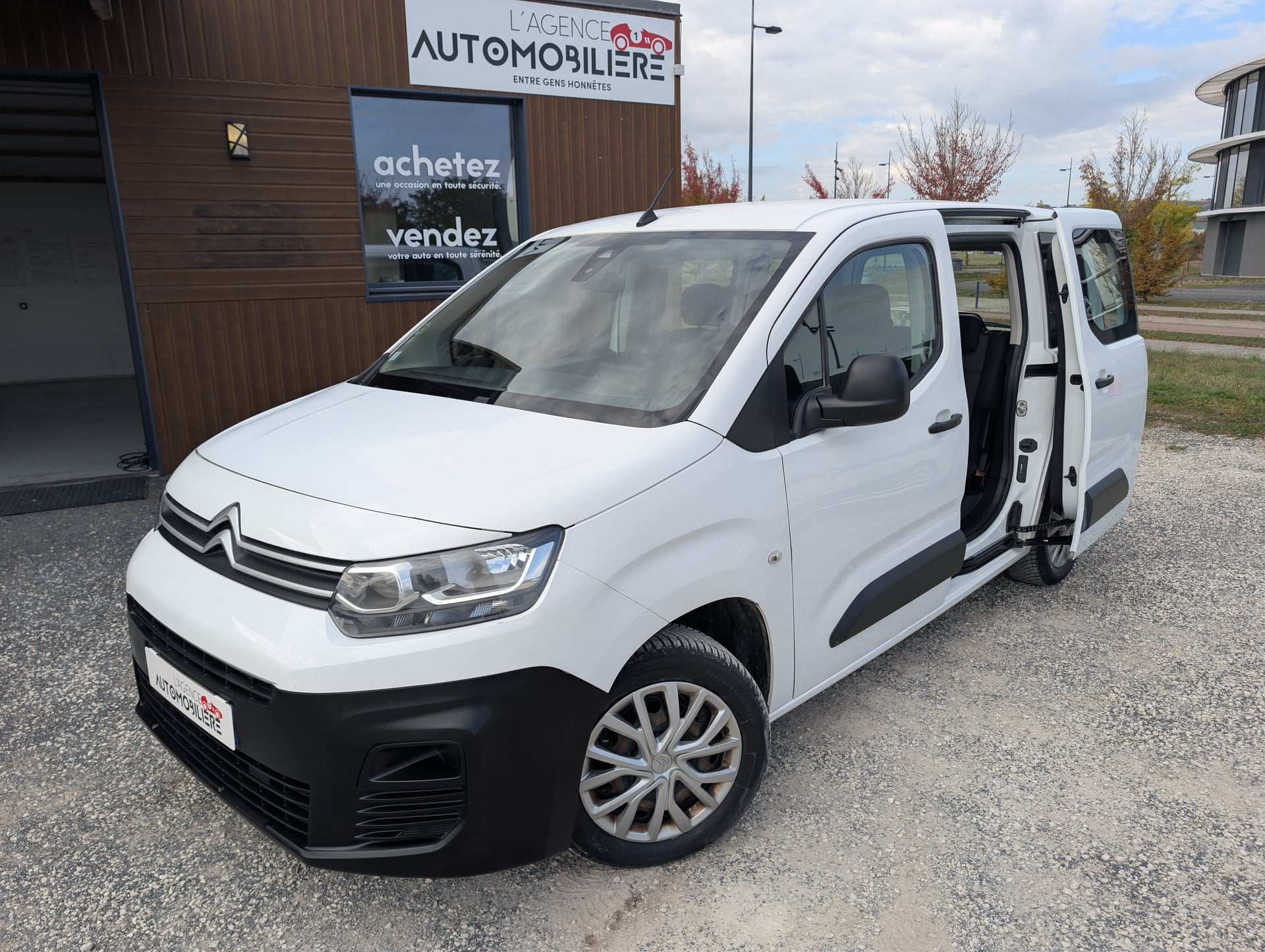 Citroen Berlingo 110 CH Moteur 40000 km (Châssis : 122000km) Facture 4668 € (avril 2026) Double porte latérale + attelage (DISTRIBUTION NEUVE / KIT D'EMBRAYAGE NEUF) — 2