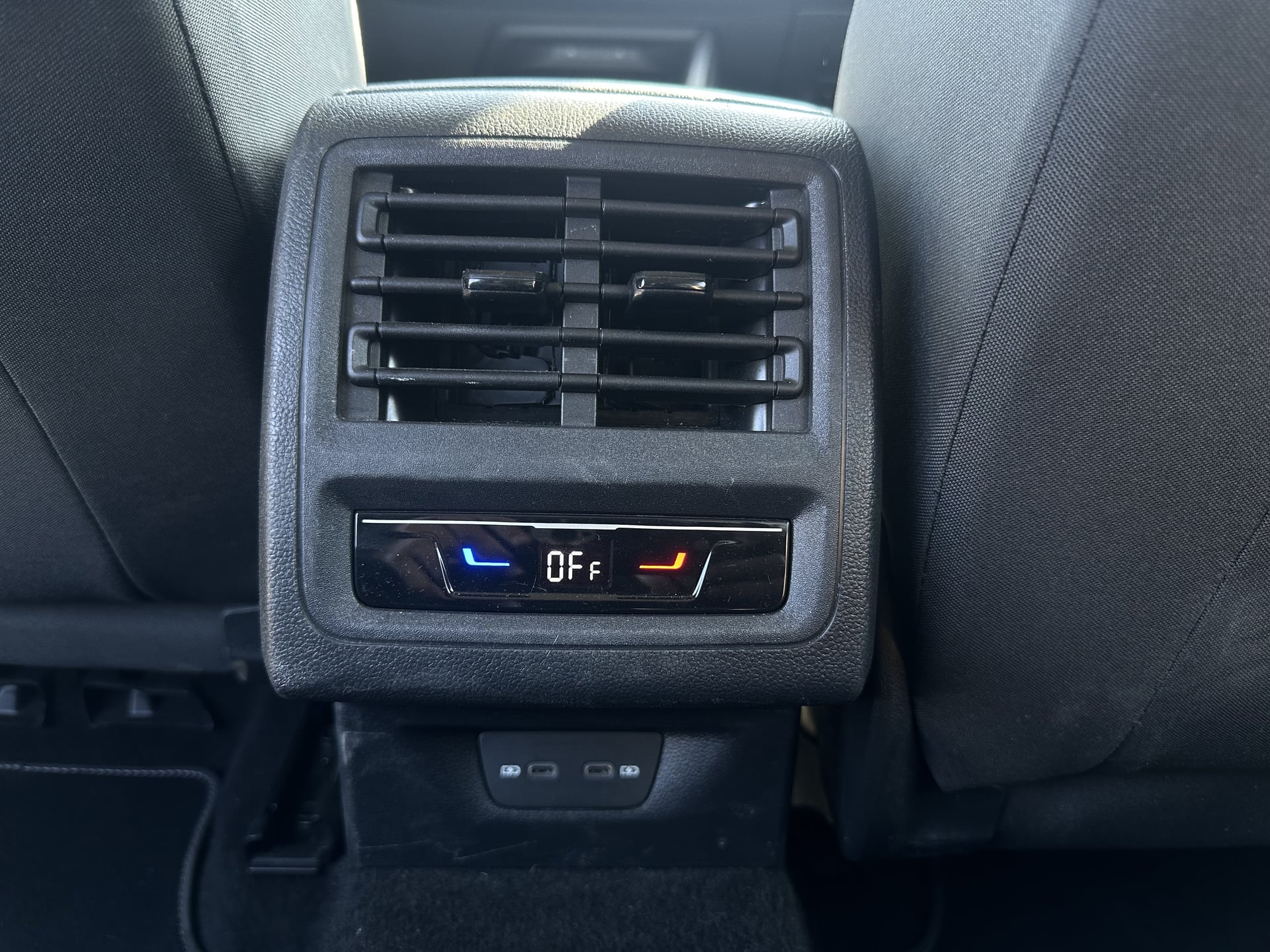 Volkswagen Golf VIII 1ÈRE MAIN 2.0 TDi DSG7 116 CH BOITE AUTO — 39