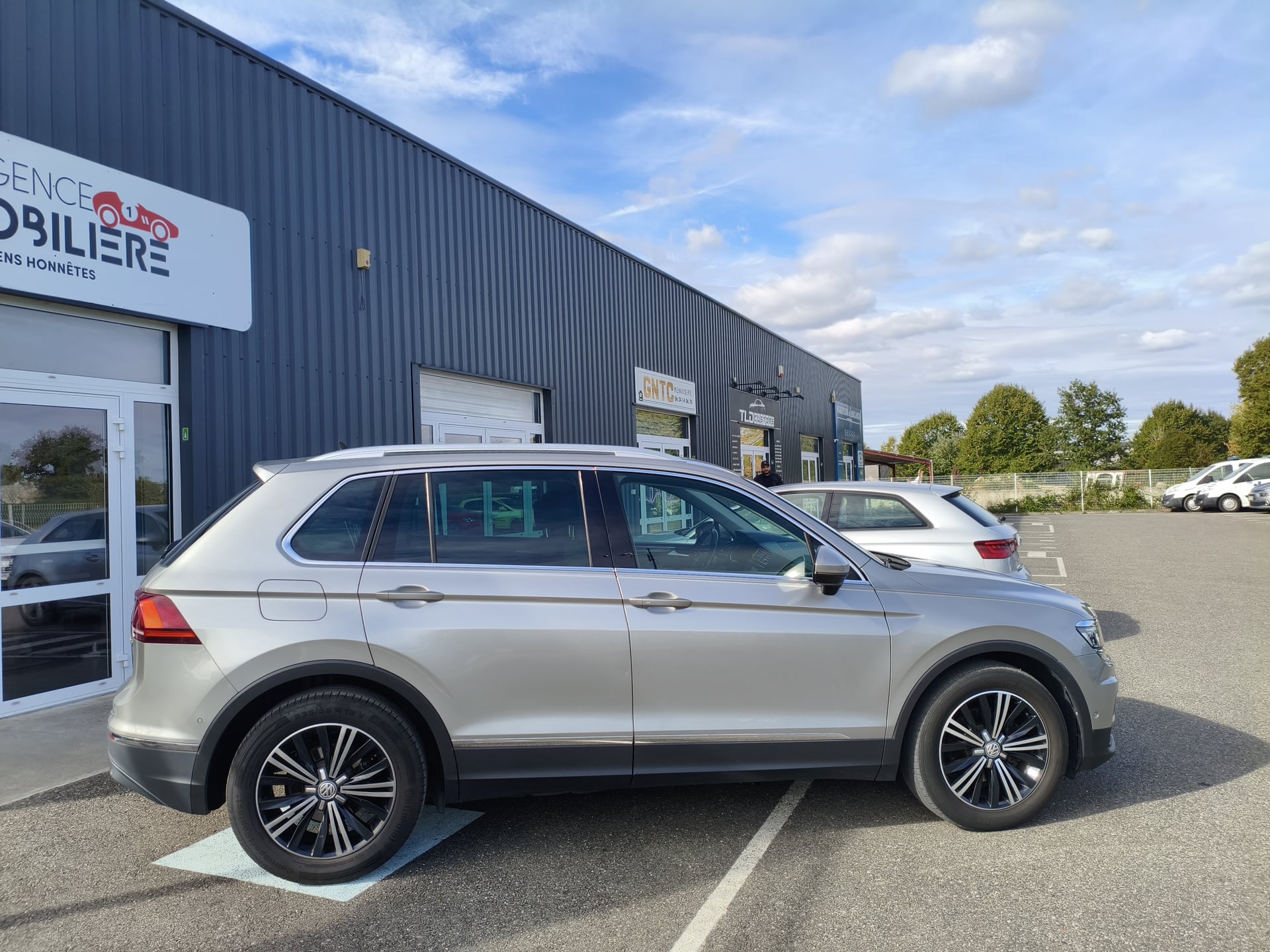 Volkswagen Tiguan 2.0L tdi 150CH dsg7 carat / Toit OUVRANT Panoramique — 28