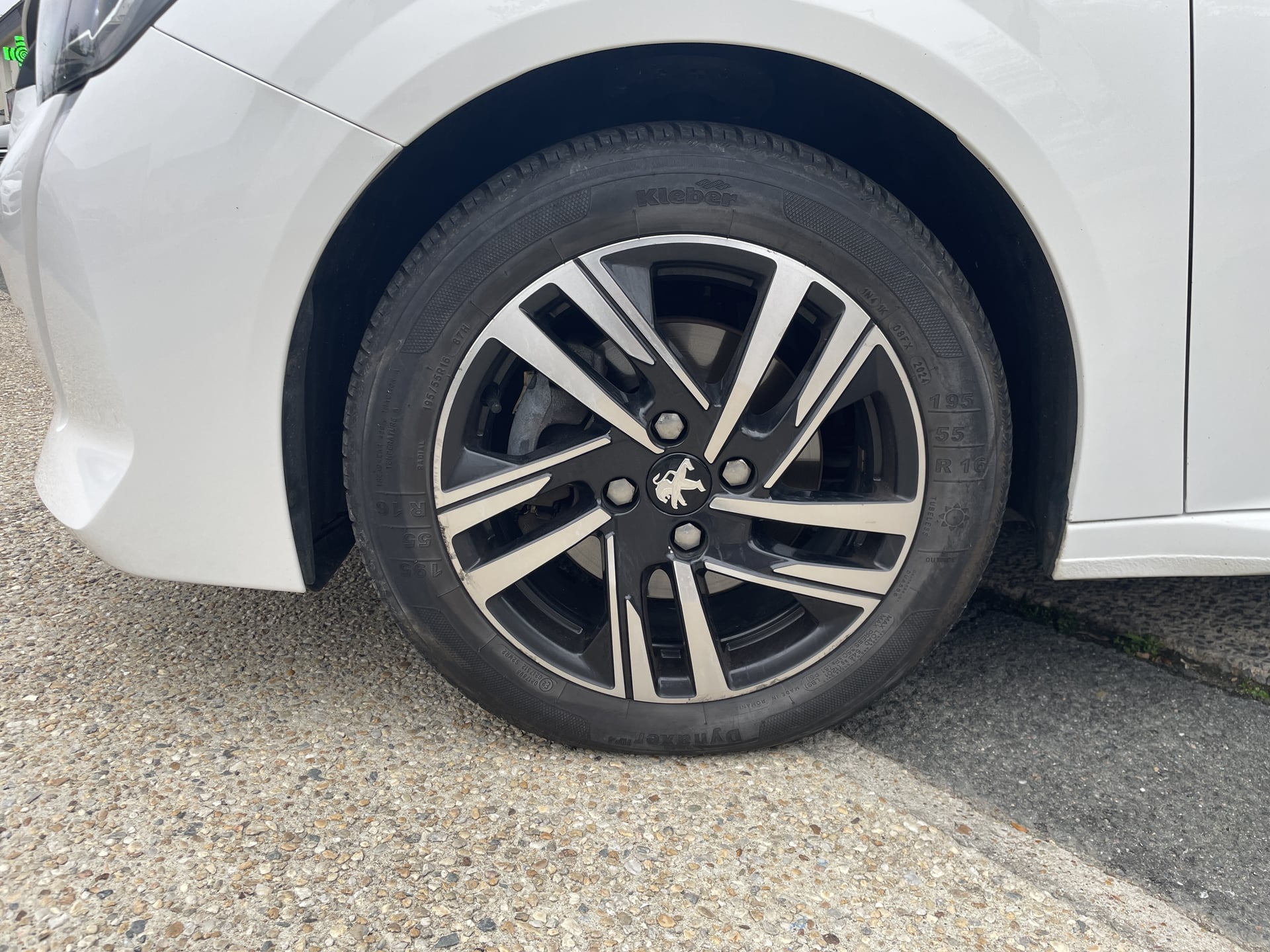 Peugeot 208 100cv EAT8 S&S - Boîte auto Allure — 24