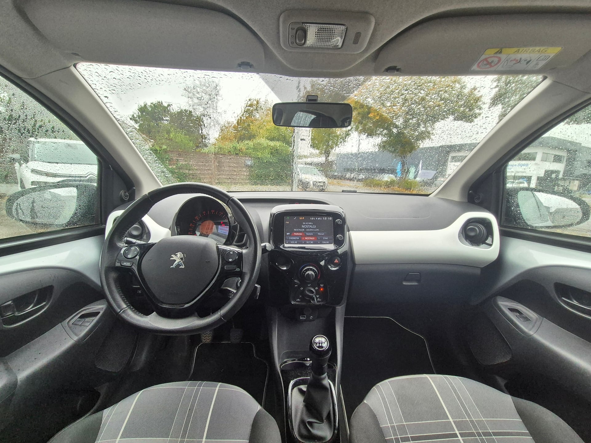 Peugeot 108 5 Portes 1.2 VTi 12V 82 cv STYLE — 25