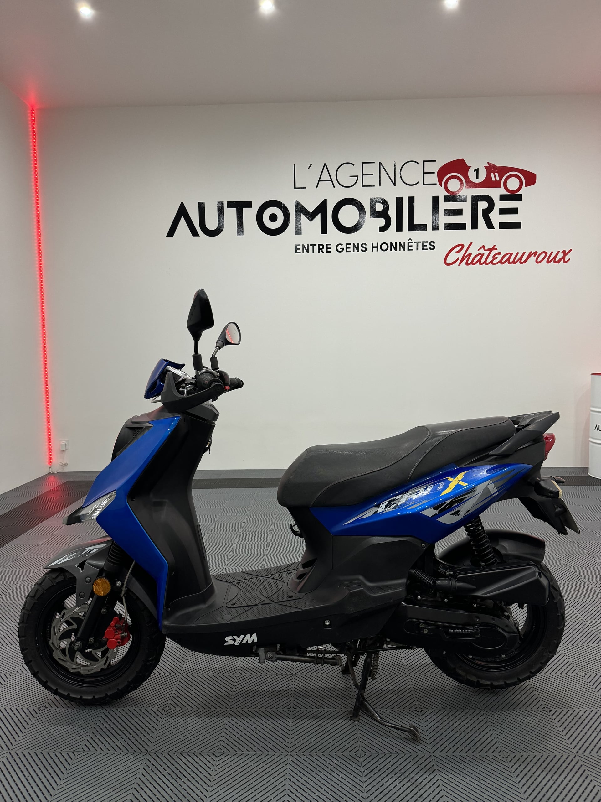 SYM CROX SCOOTER 50cm3 DEMARRAGE ELECTRIQUES+KICK/COFFRE SOUS LA SELLE/COUPE CIRCUIT/DISQUE AV/13 500 KM/1ere MAIN