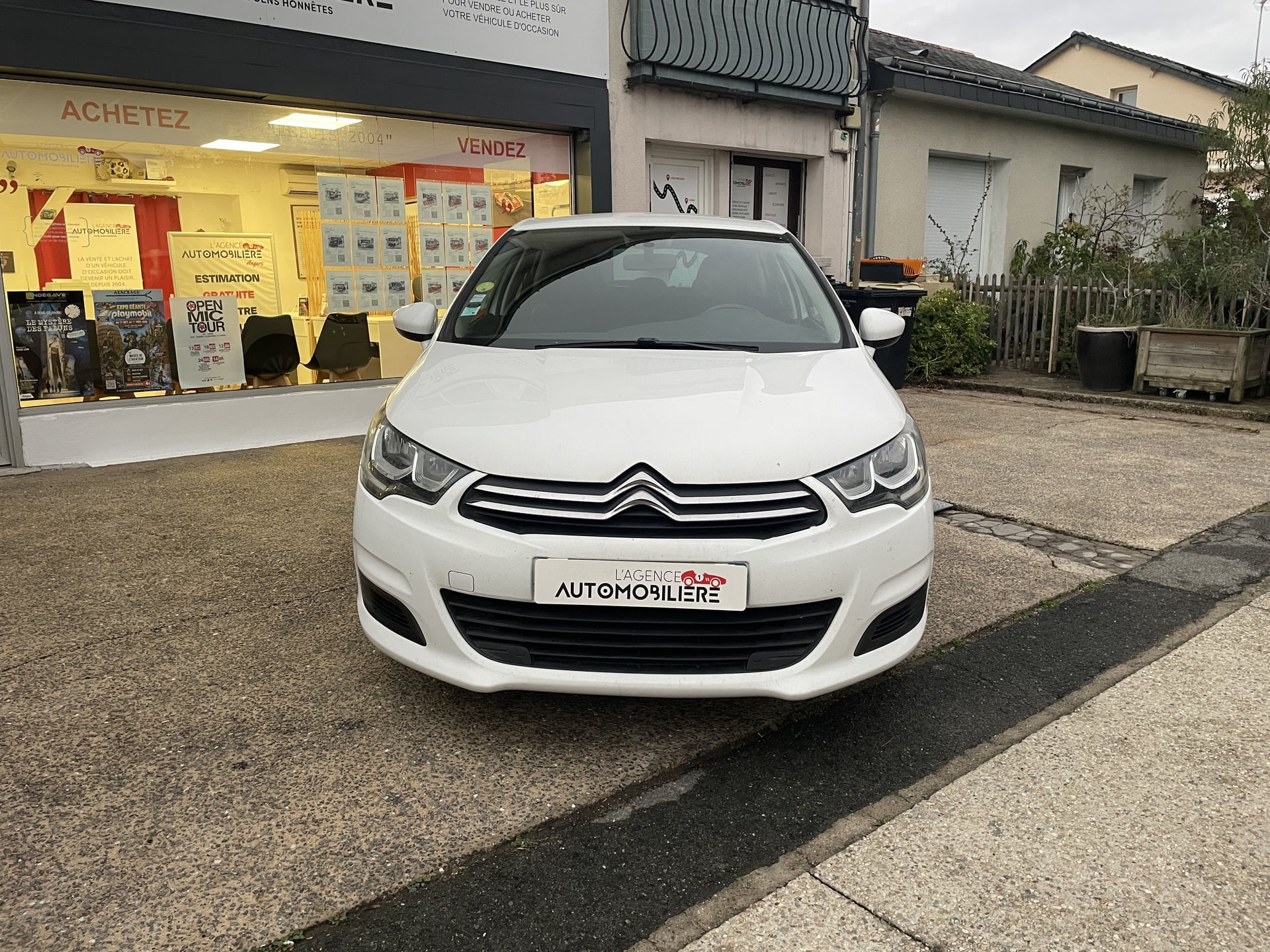 Citroen C4 1.6 BlueHDi 100 cv LIVE - DISTRIBUTION À JOUR ATTELAGE — 2
