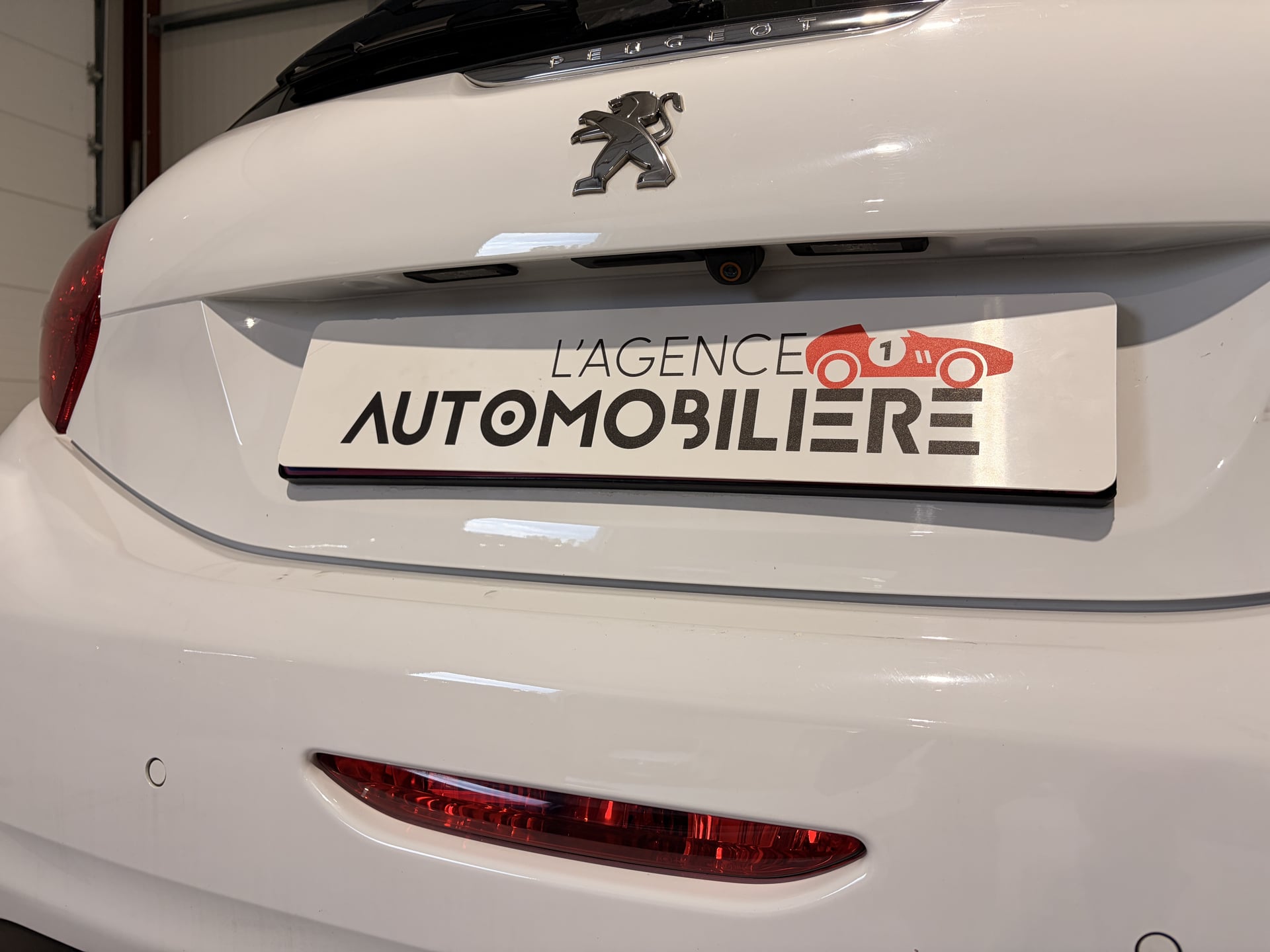 Peugeot 208 1.6 E-HDI BVA 5P + TOIT PANORAMIQUE / CAMERA DE RECUL — 26