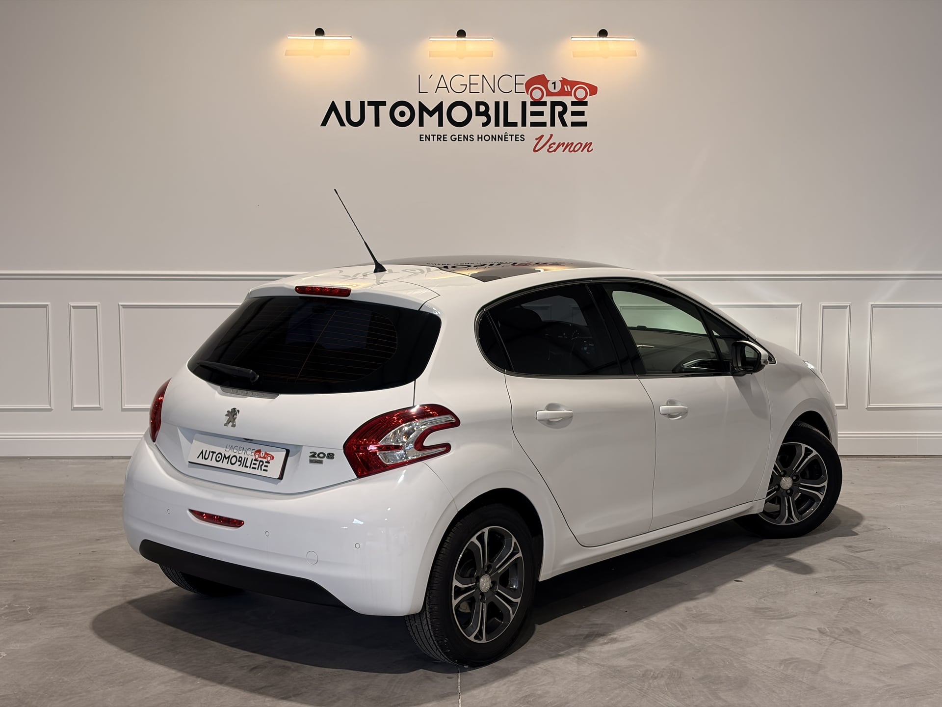 Peugeot 208 1.6 E-HDI BVA 5P + TOIT PANORAMIQUE / CAMERA DE RECUL — 2