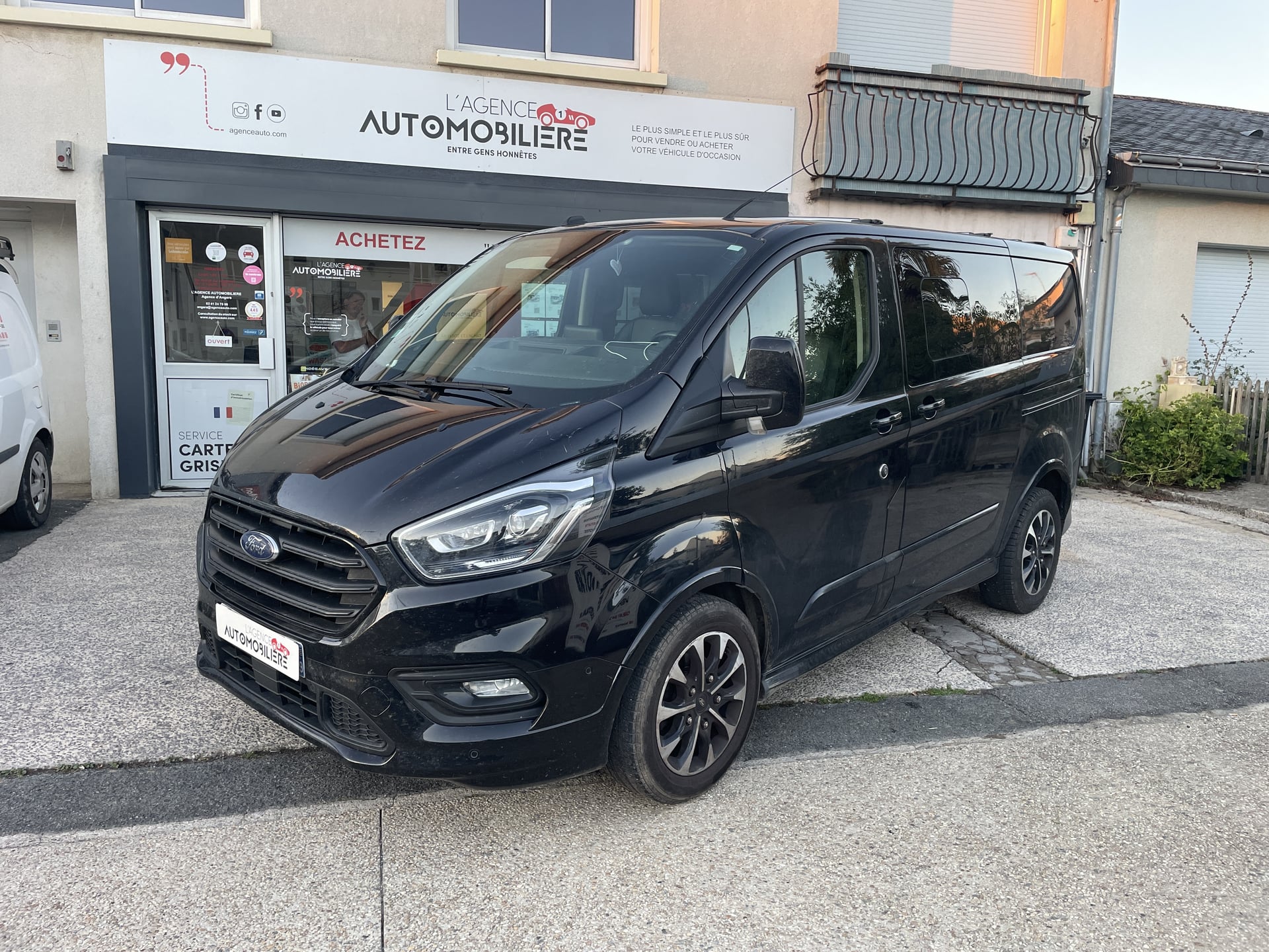 Ford Custom Transit Cabine approfondie 320 L2H1 2.0L DPF 185 cv Boîte auto SPORT - DISTRIBUTION NEUVE ATTELAGE 2ÈME MAIN