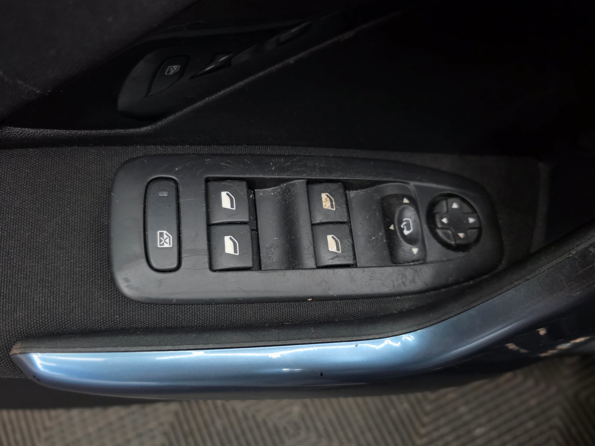 Peugeot 208 1.2 VTI — 23