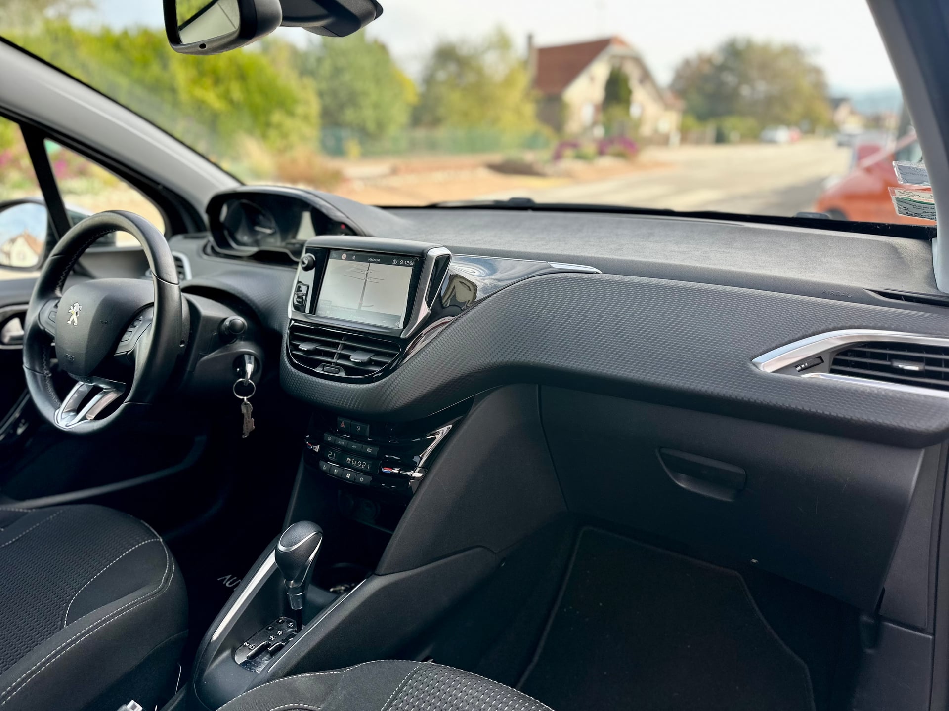 Peugeot 208 1.2 PureTech 100ch Allure — 34