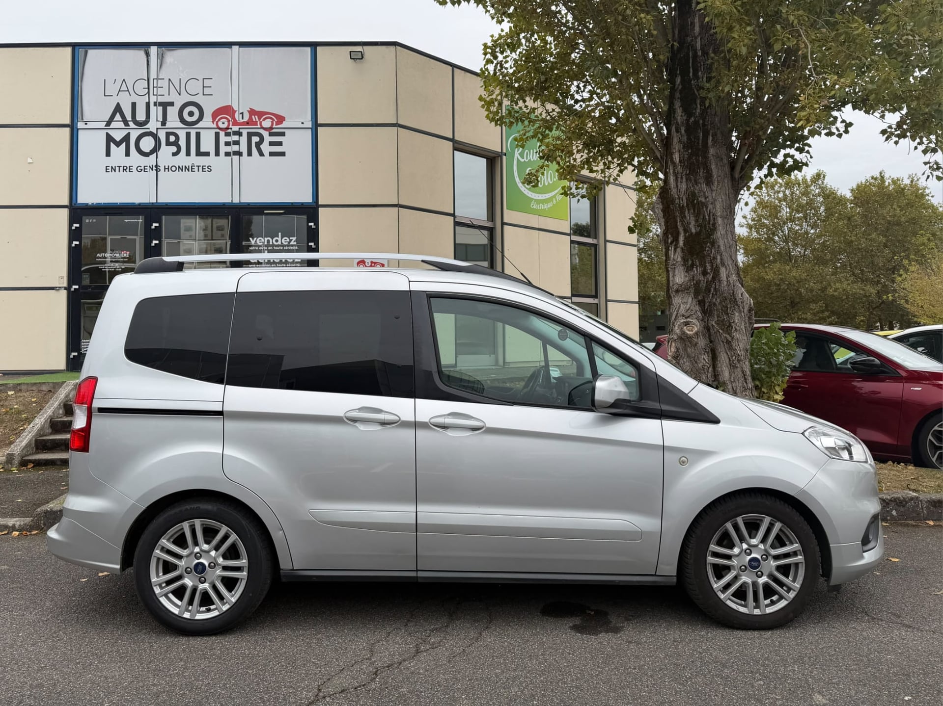 Ford Tourneo Courier TITANIUM — 2