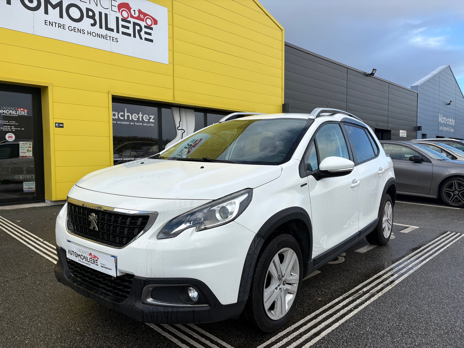 Peugeot 2008 Blue HDI 100CH Signature — 2