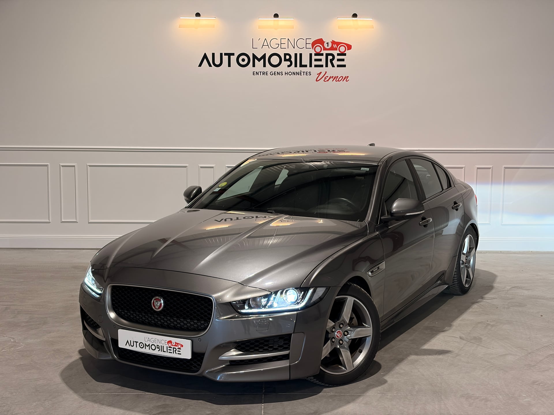 Jaguar XE 2.0D 180 R-SPORT AUTO