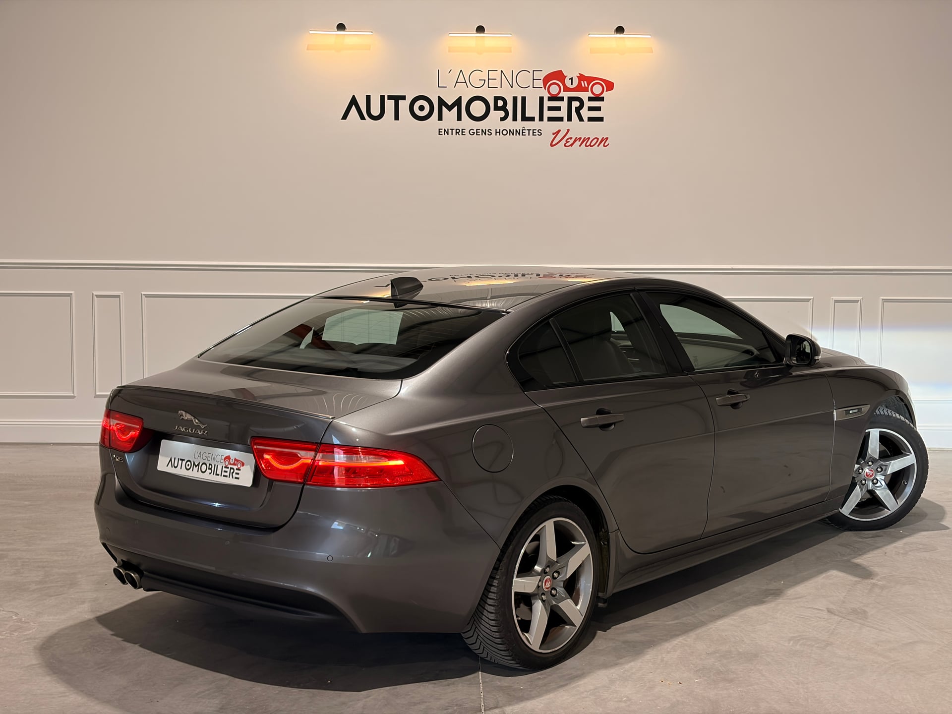 Jaguar XE 2.0D 180 R-SPORT AUTO — 2