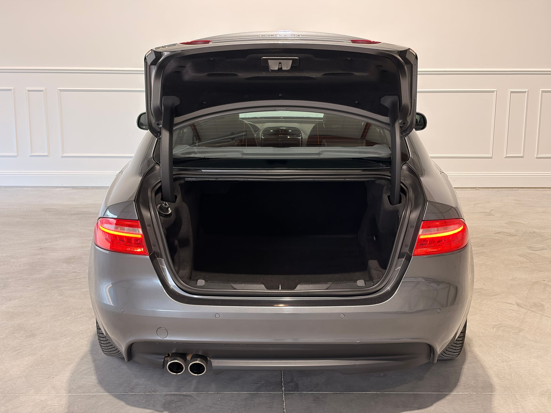 Jaguar XE 2.0D 180 R-SPORT AUTO — 26