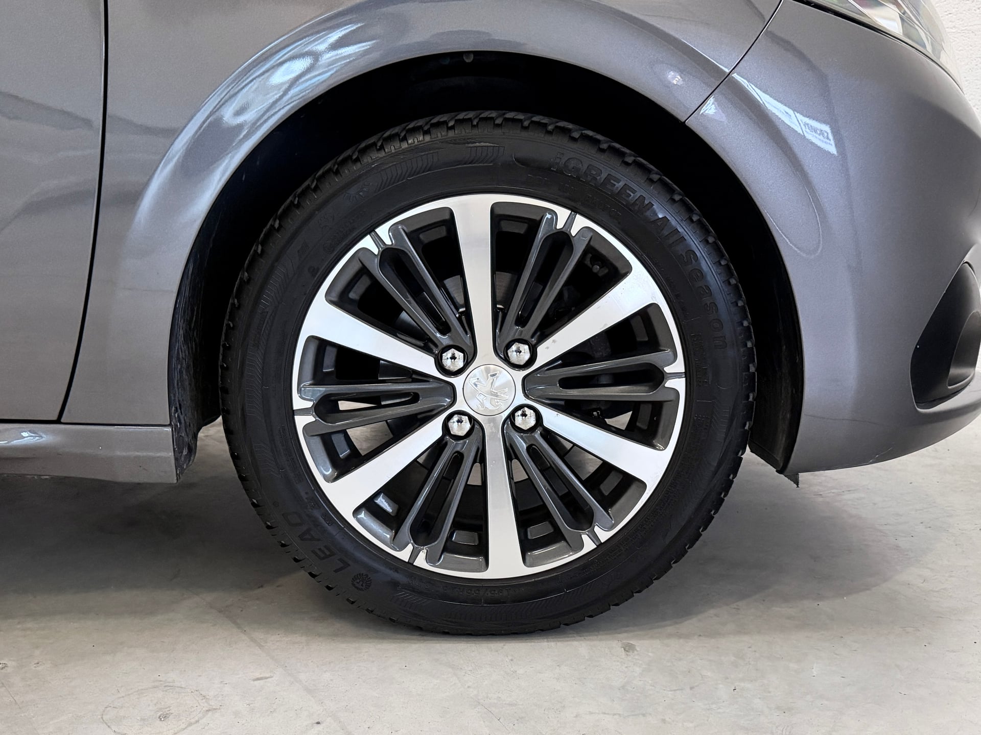 Peugeot 208 1.2 PureTech 82 — 33
