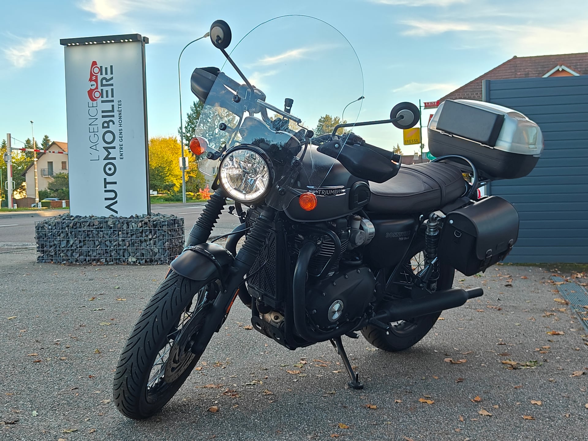 Triumph Bonneville T120 BLACK — 2