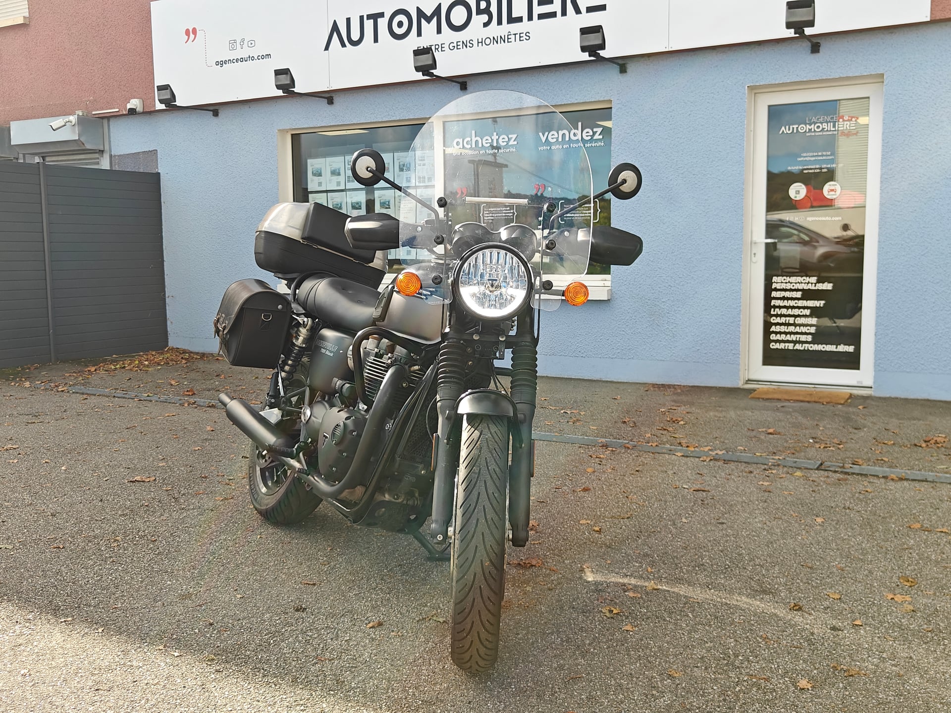 Triumph Bonneville T120 BLACK — 2