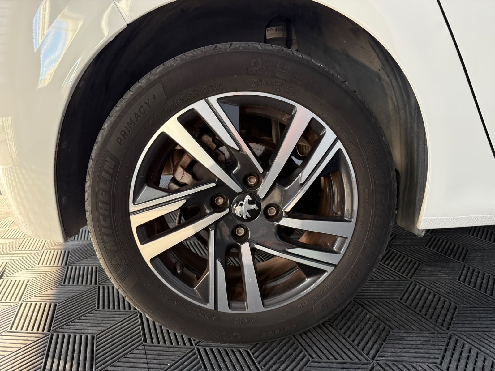 Peugeot 208 Allure — 30