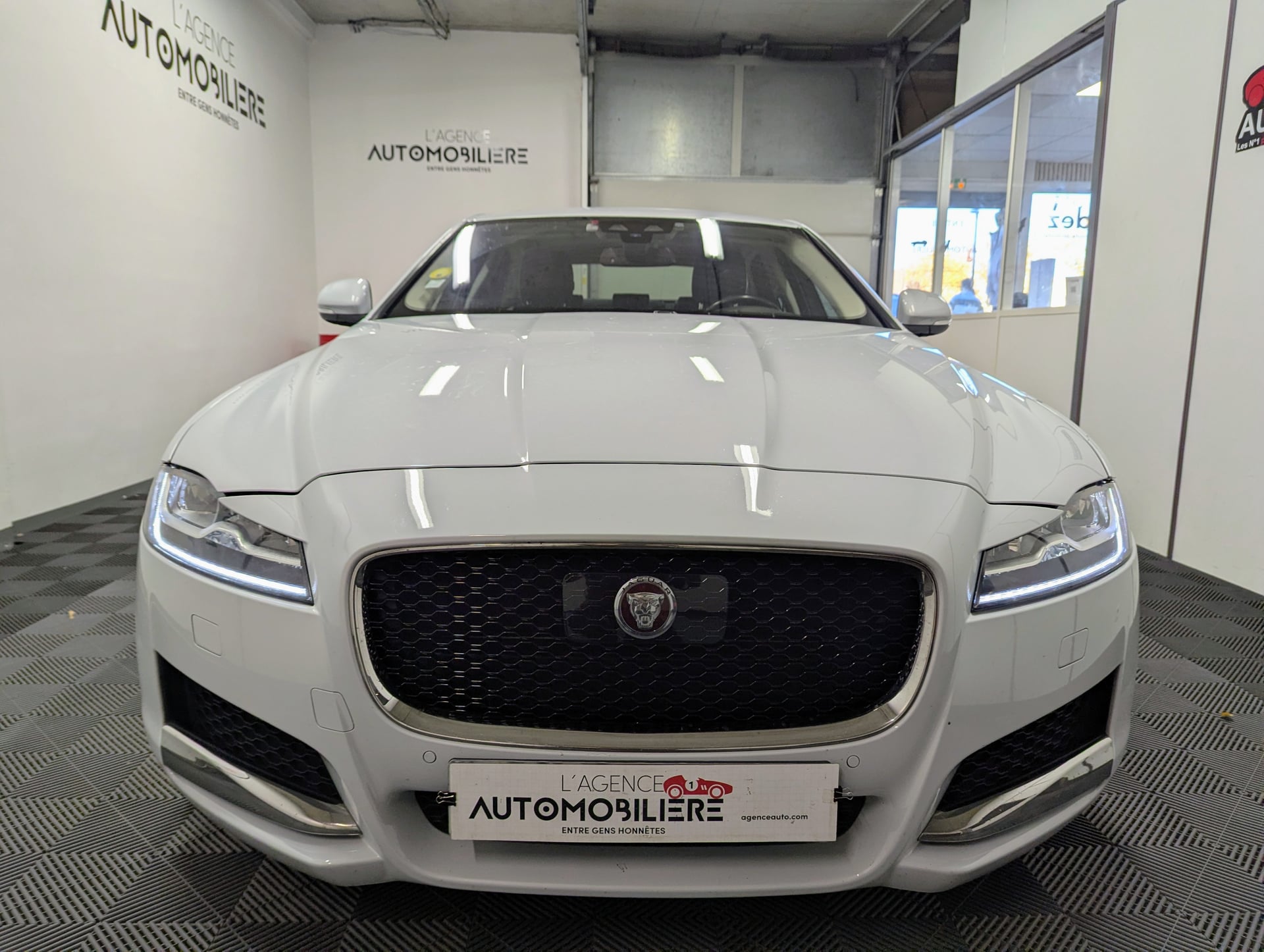 Jaguar XF 2.0D 180 9CV PRESTIGE AUTO — 2