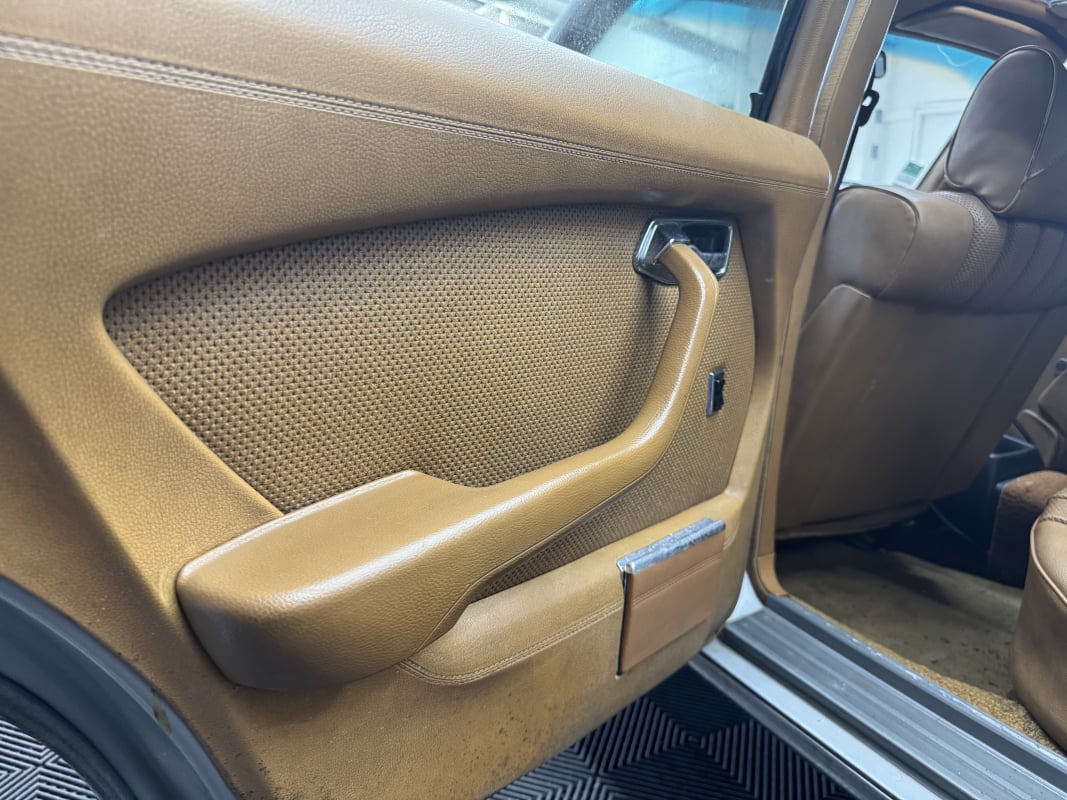 Mercedes-Benz 280 SE W116 2.8L 185 ch Véhicule de Collection — 25