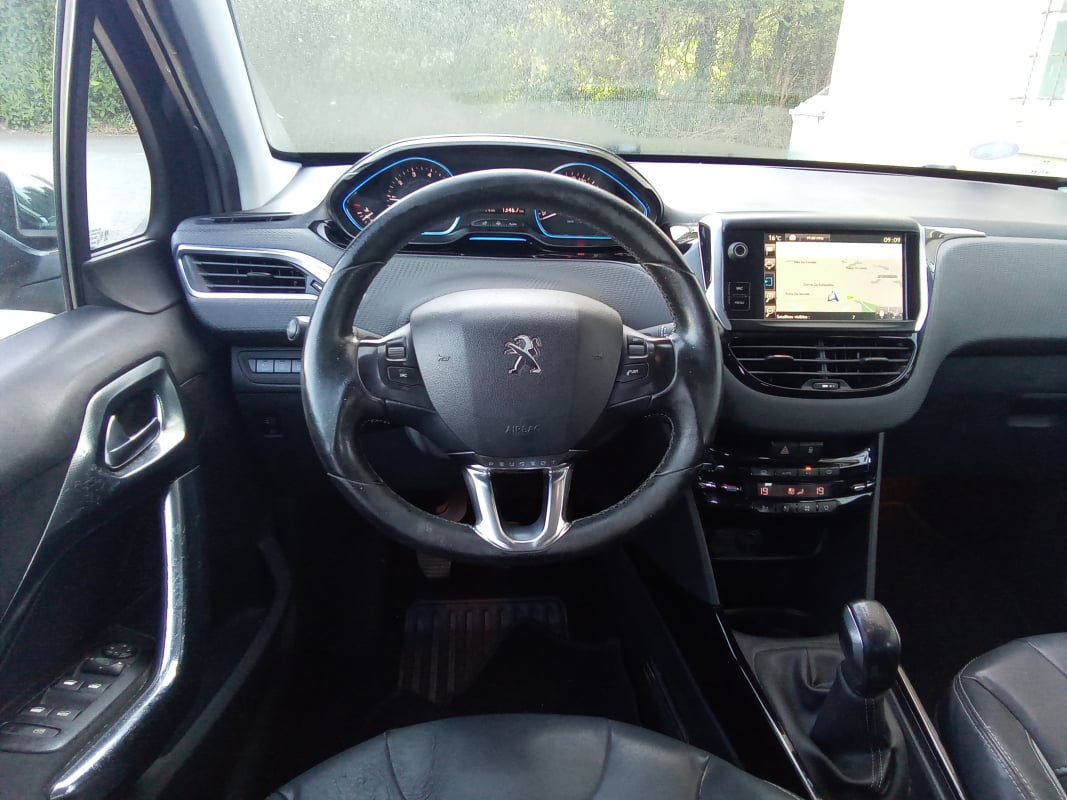 Peugeot 2008 1.2 E-THP 110 Allure Business — 33