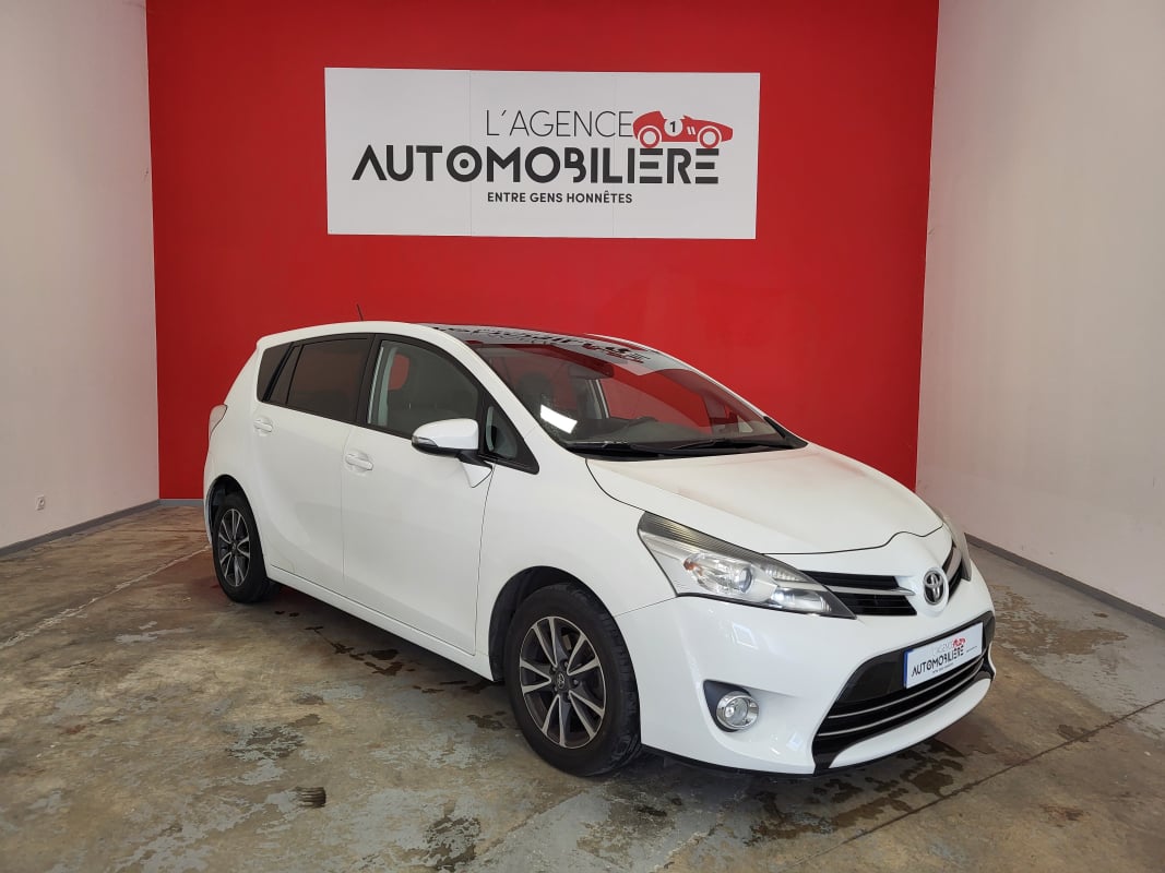 Toyota Verso 2.0 D-4D 124 BVM6 + TOIT PANO + ATTELAGE — 1