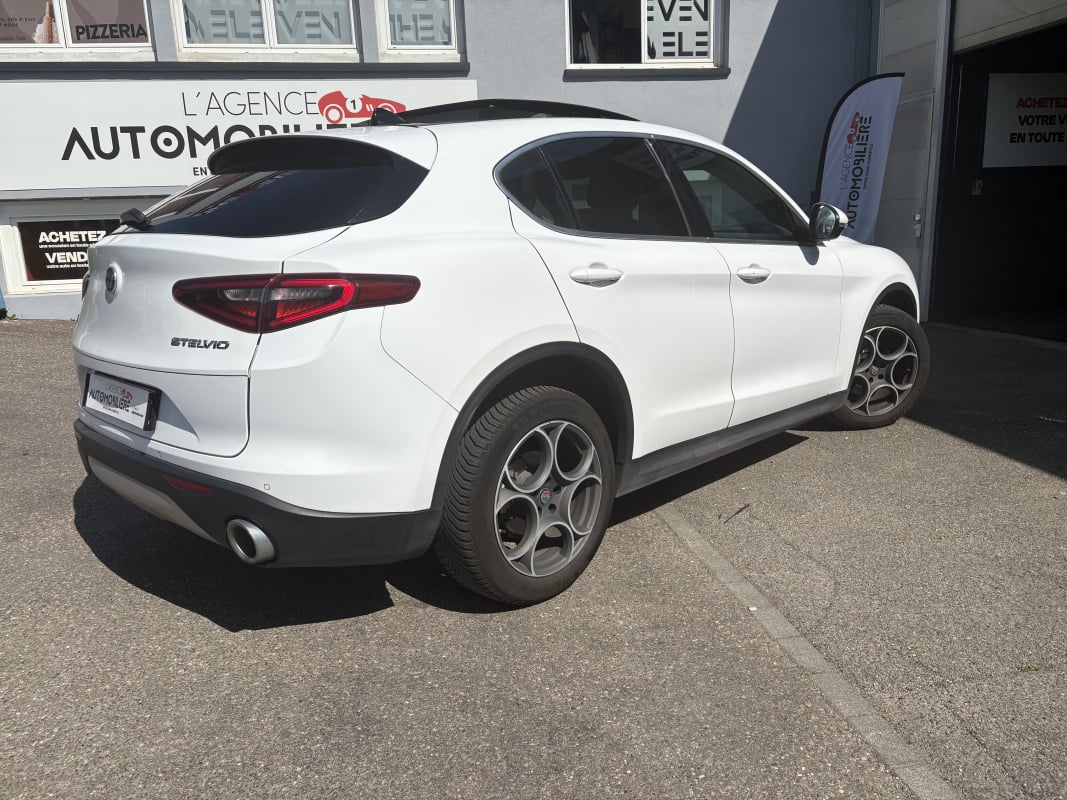 Alfa Romeo STELVIO 2.2 Diesel 210ch Lusso Q4 AT8 Toit ouvrant panoramique - GPS - Caméra - Hayon électrique — 2