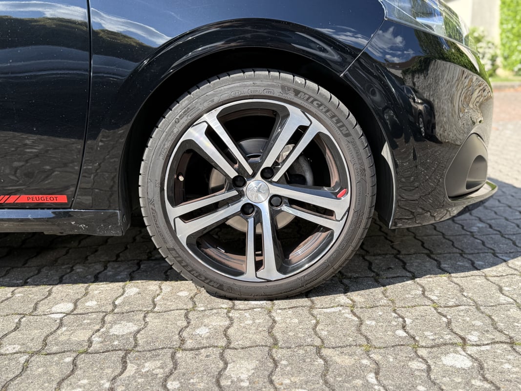 Peugeot 208 1.2 PURETECH 110 S&S GT LINE+Suivi Complet Peugeot+Options! — 24
